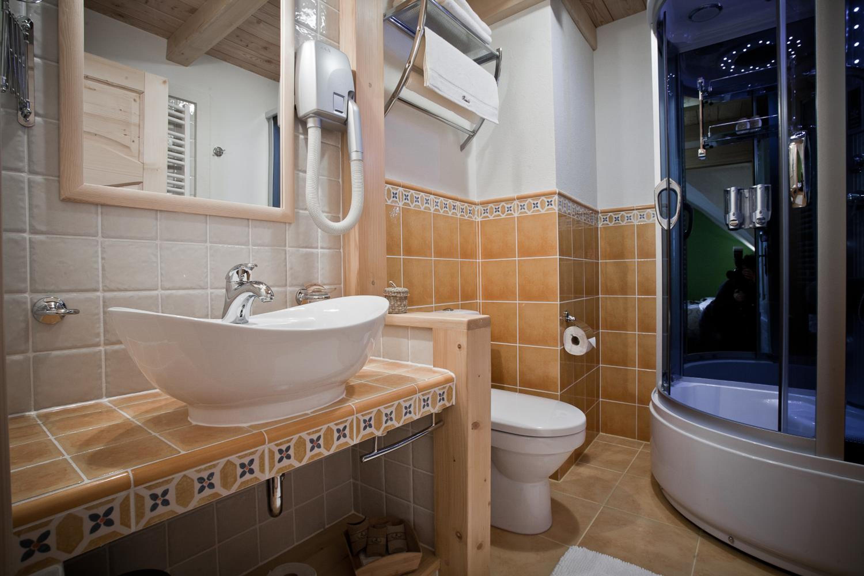 Standard Room with Two Beds - Photo 10