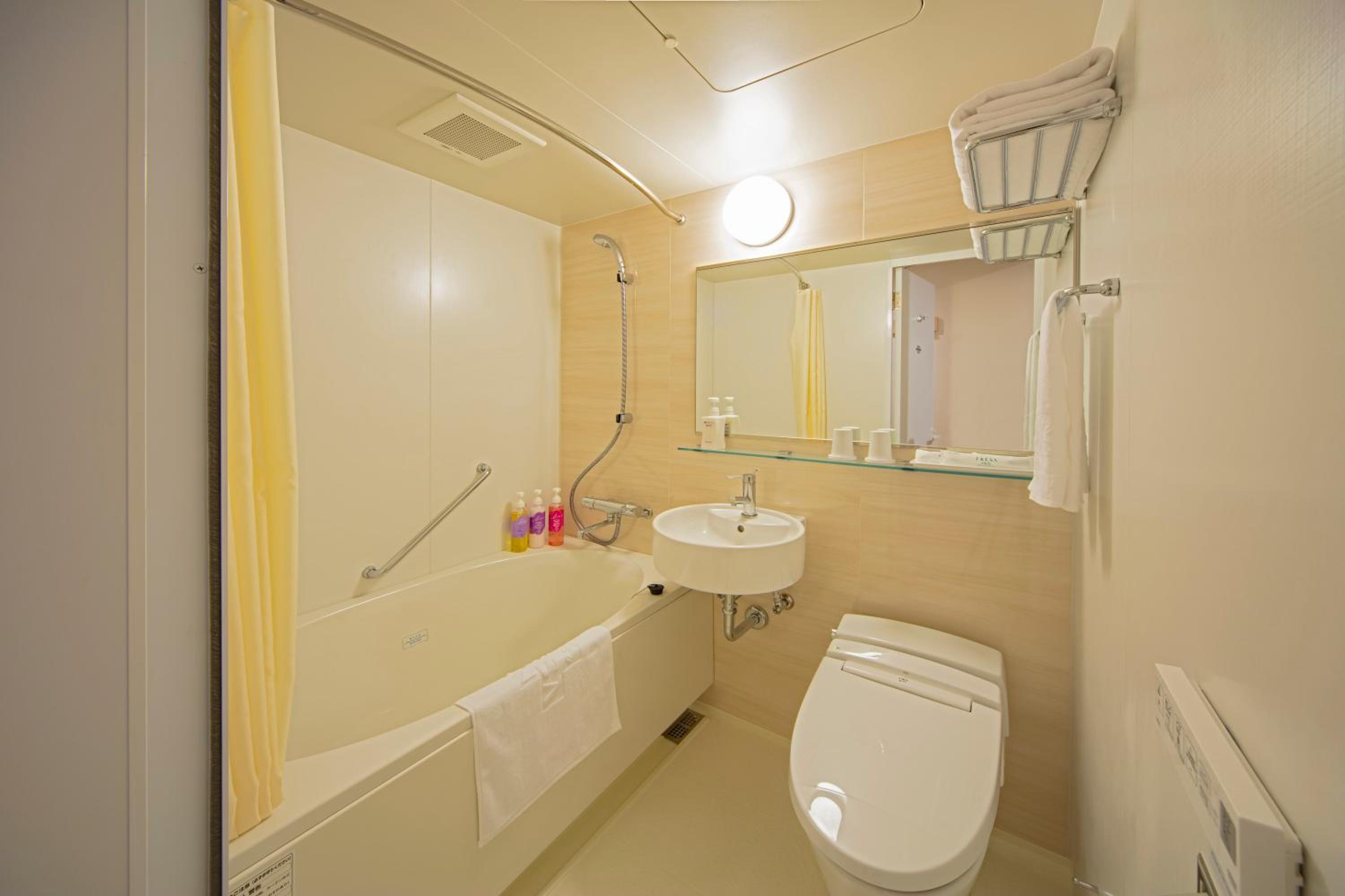 Twin Room - Non-Smoking photo 3