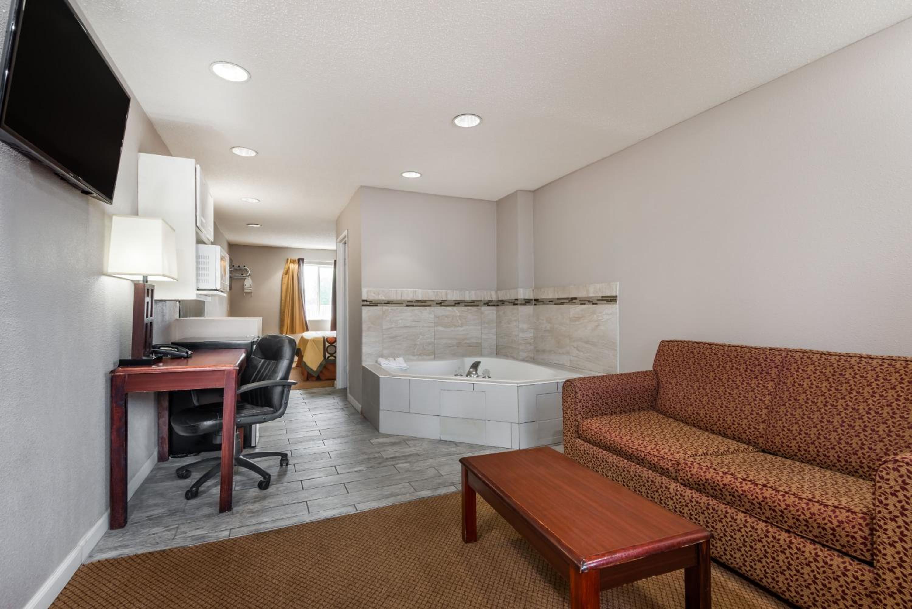 King Suite with Jetted Tub - Non-Smoking - Photo 5