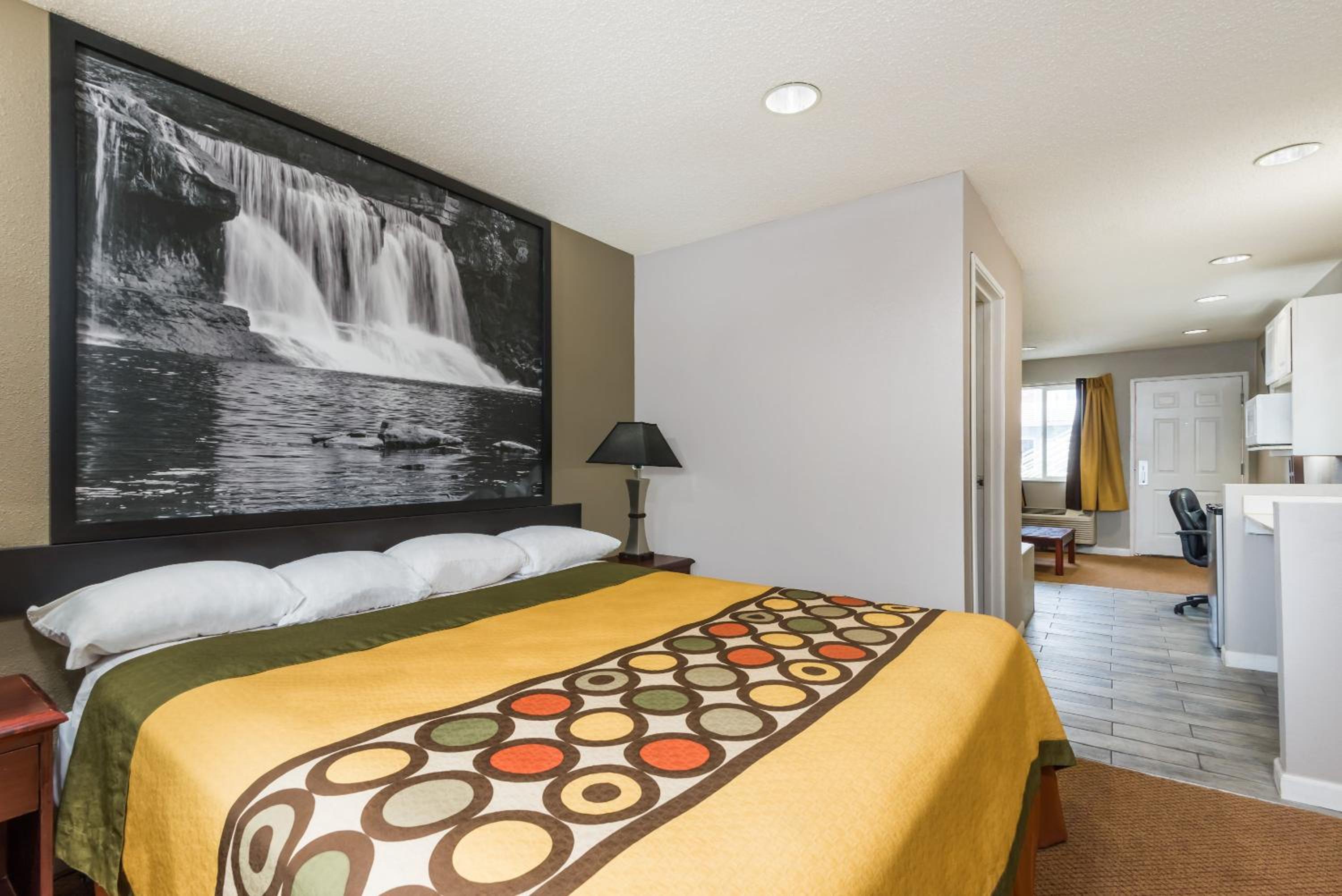 One-Bedroom Queen Suite with Two Queen Beds - Non-Smoking/Mobility Access - Photo 3
