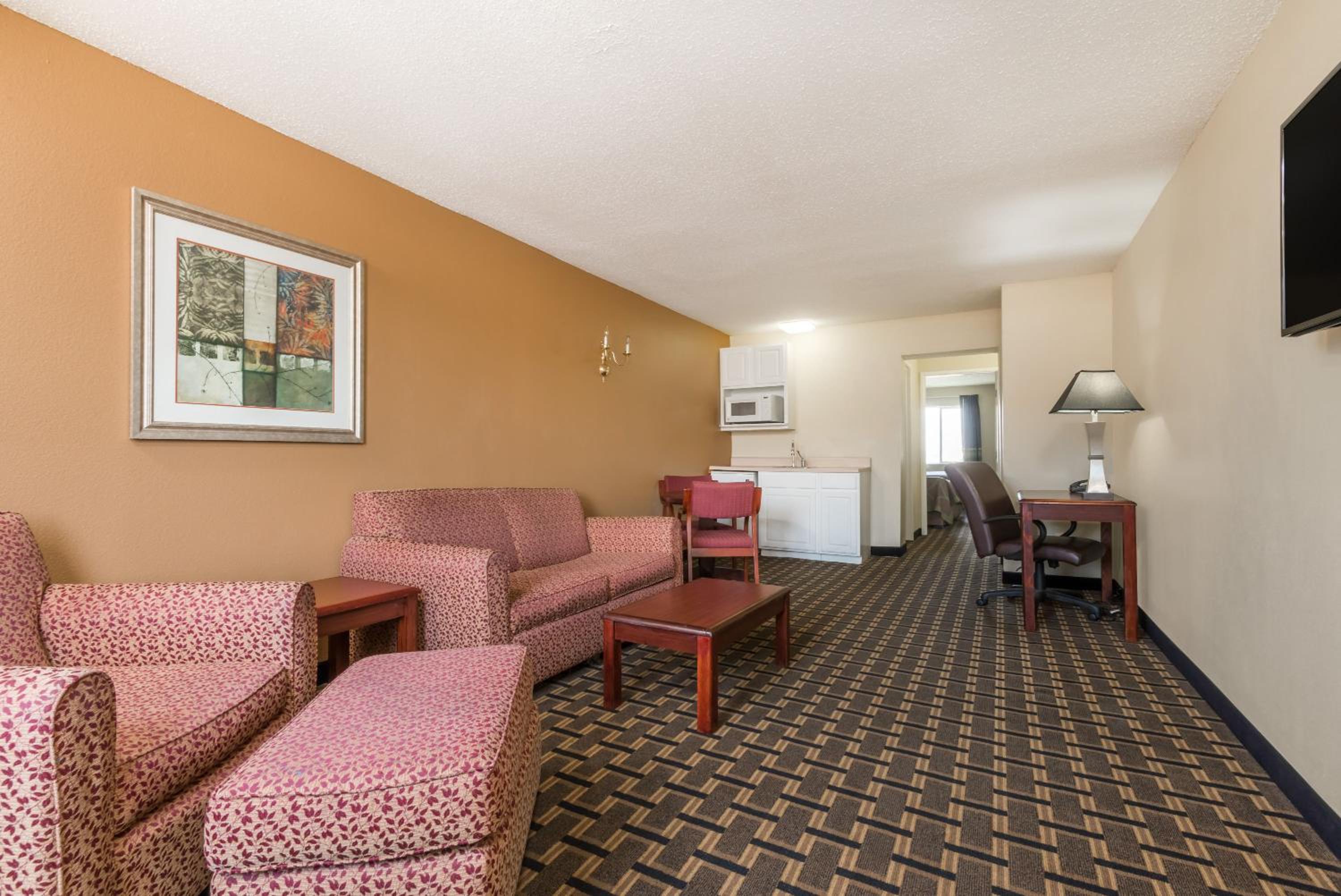 One-Bedroom Queen Suite with Two Queen Beds - Non-Smoking/Mobility Access - Photo 6