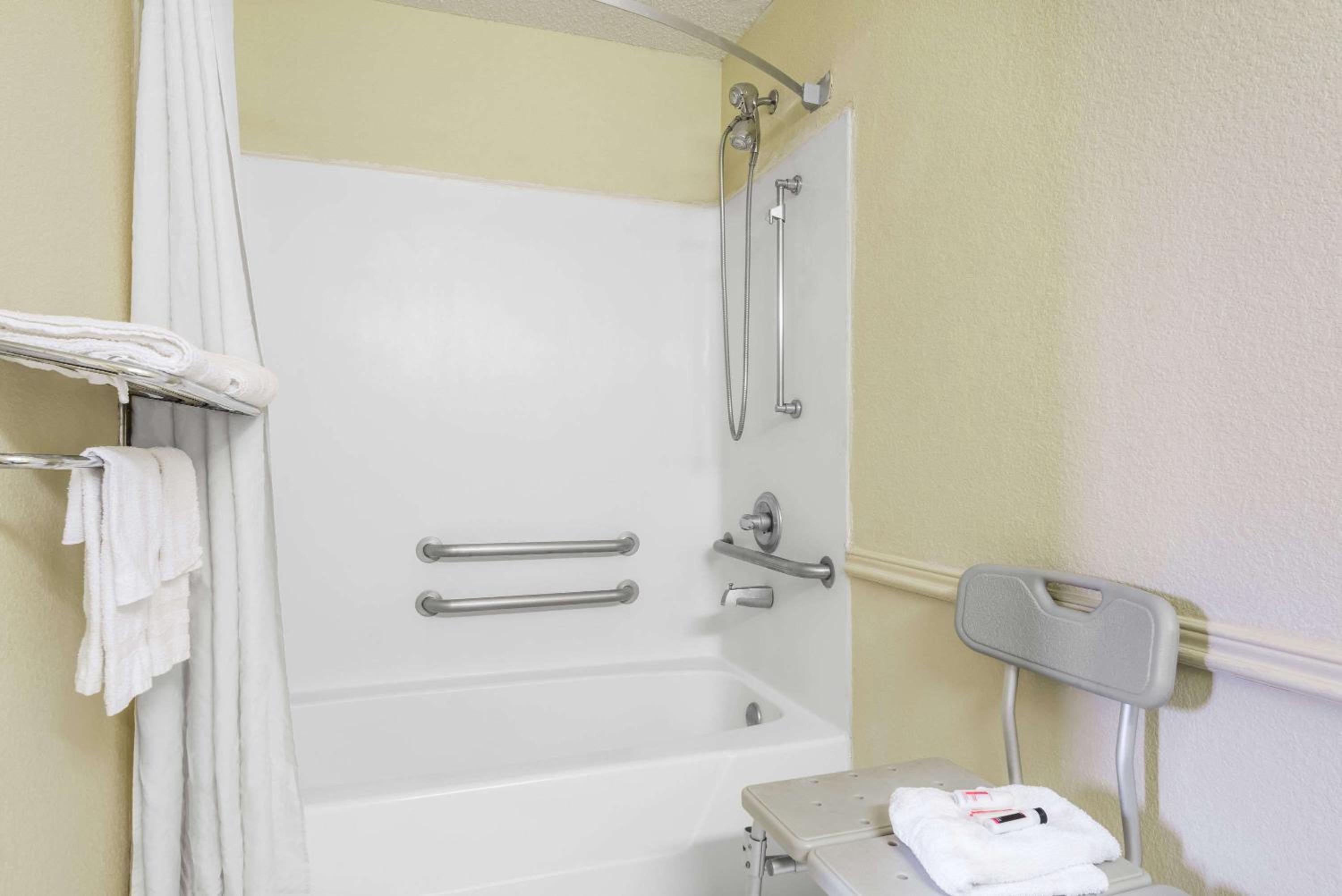 Queen Room - Mobility Access/Non-Smoking - Photo 7