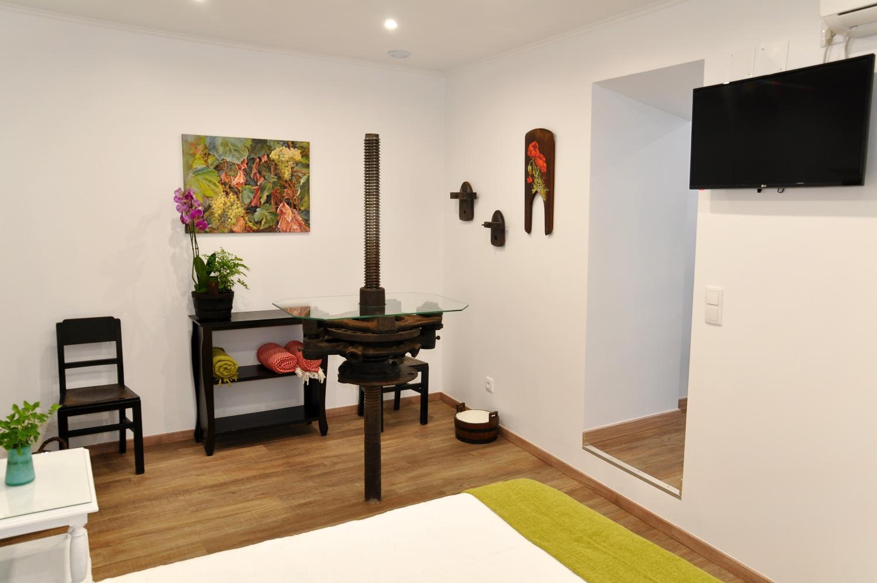 Large Twin Room - Photo 9