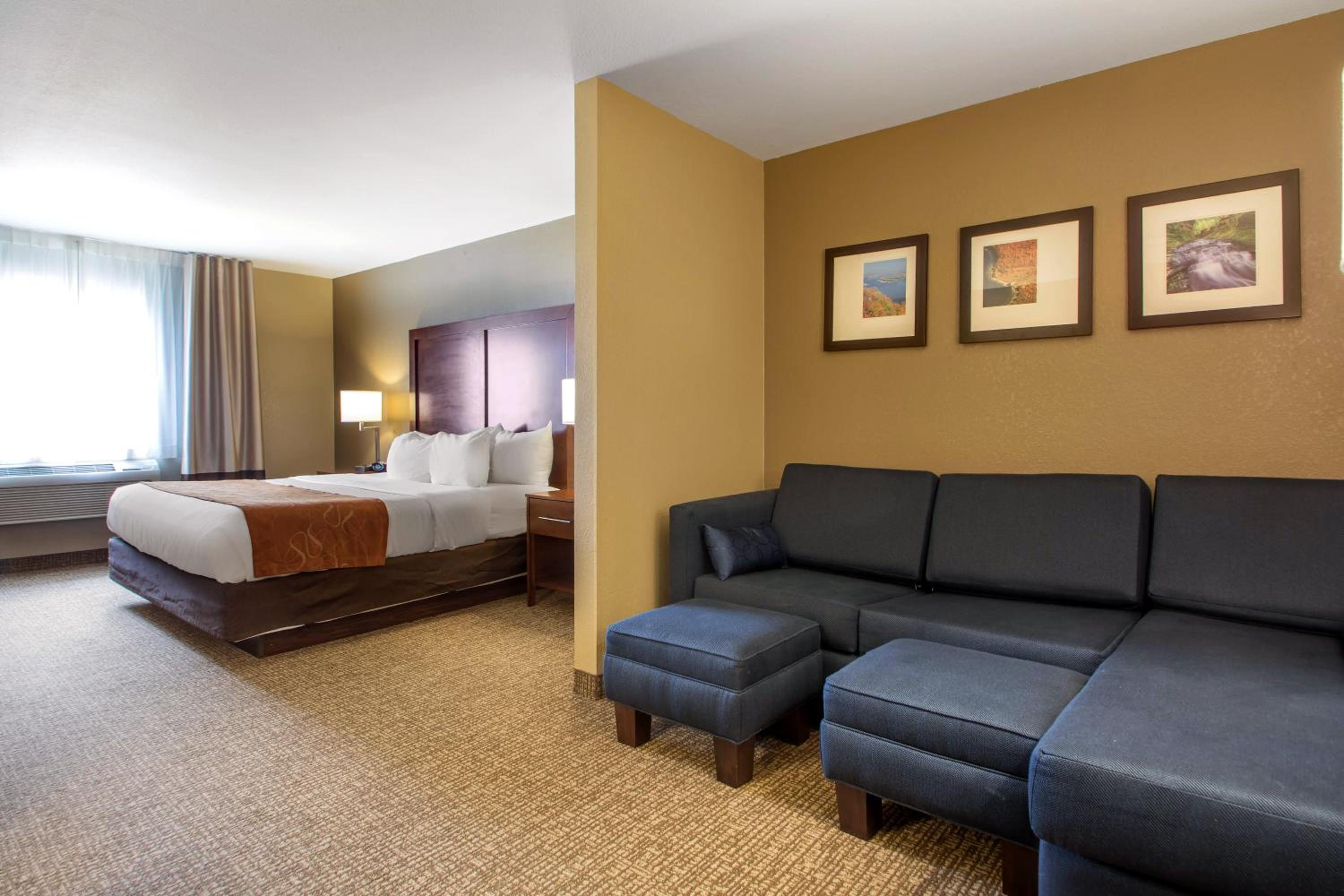 King Suite - Non-Smoking - Photo 2