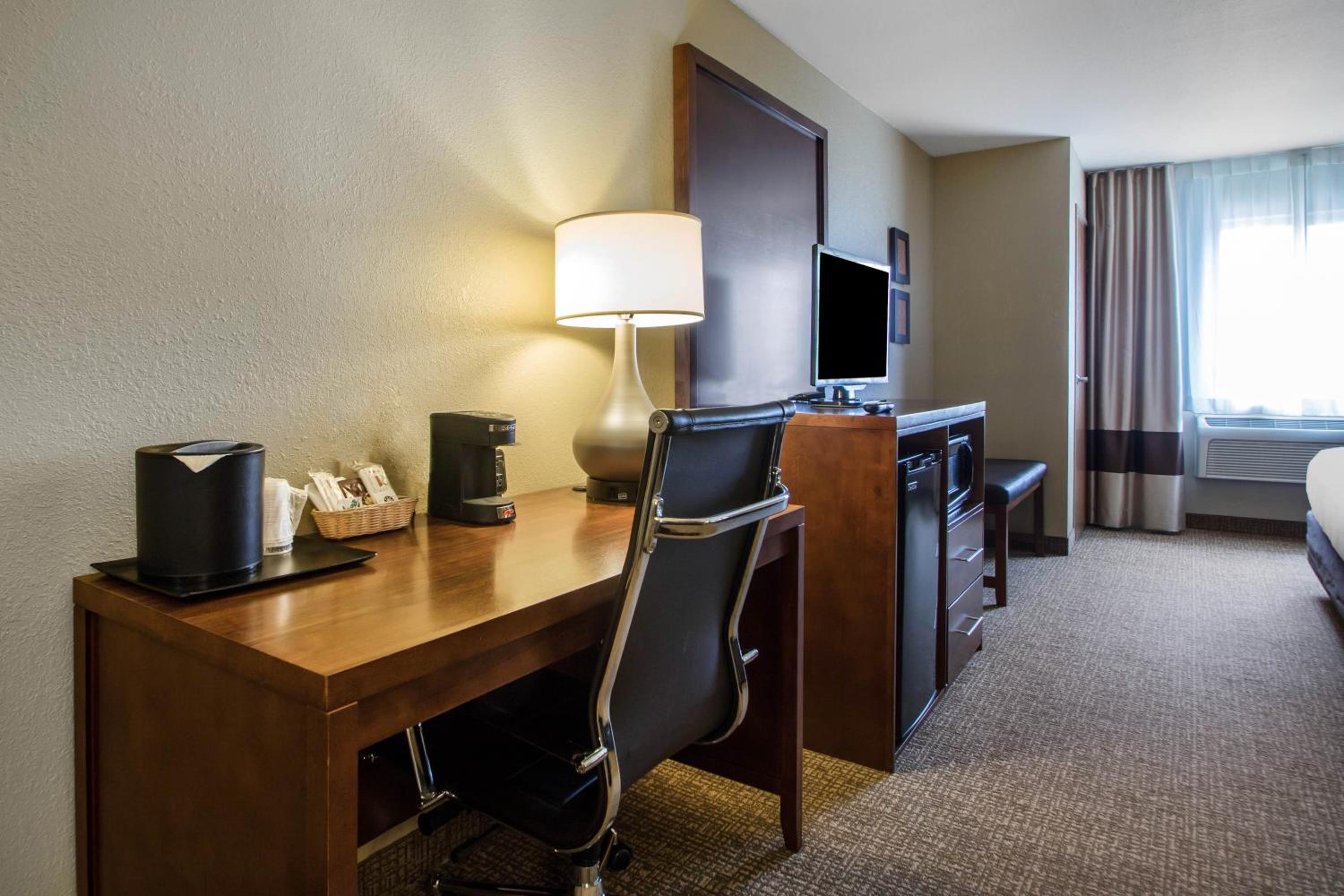King Suite - Non-Smoking - Photo 4