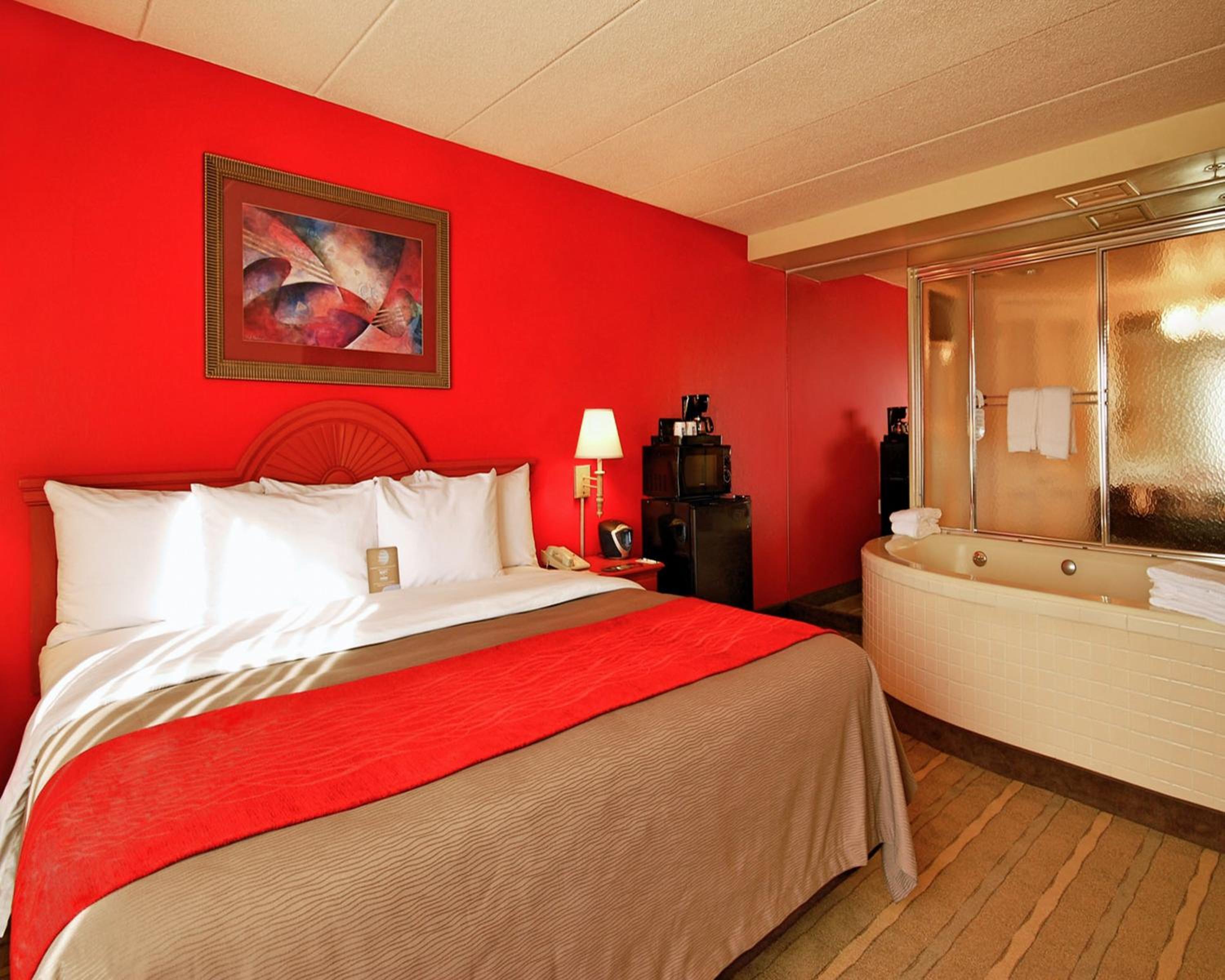 King Suite With Whirlpool - Non-Smoking photo 3