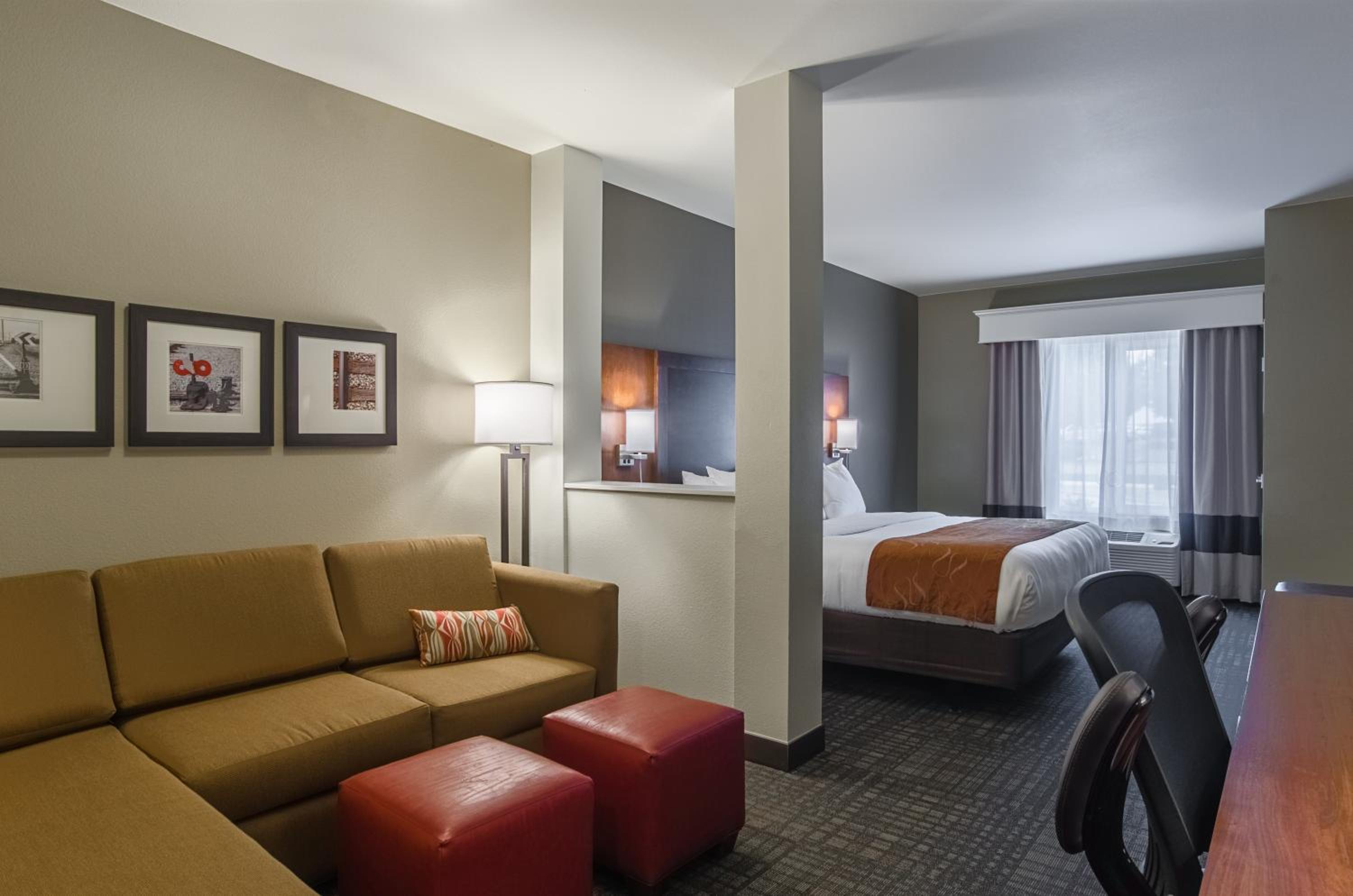 King Suite with Bathtub - Accessible/Non-Smoking photo 1