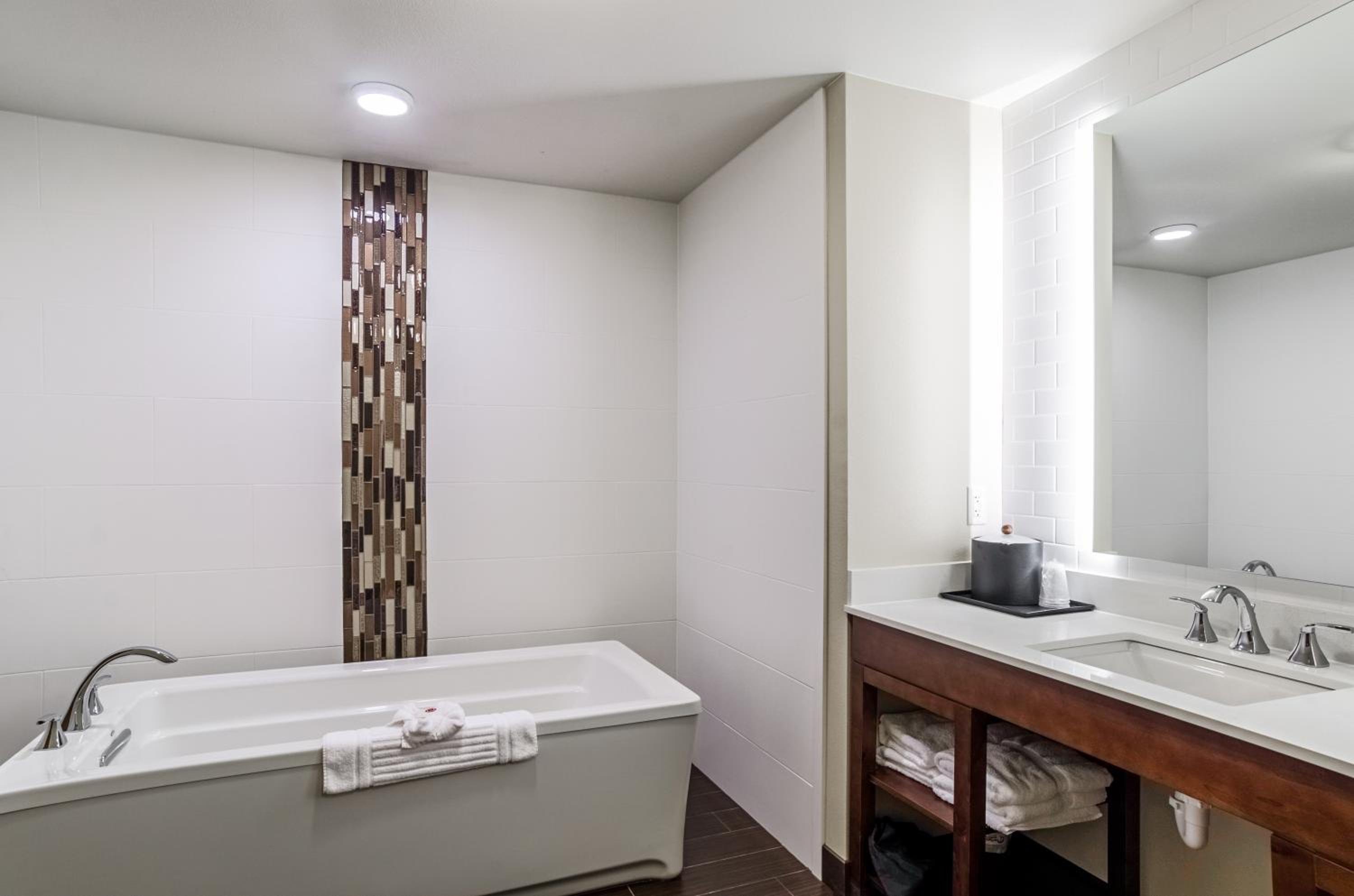 King Suite with Bathtub - Accessible/Non-Smoking photo 2
