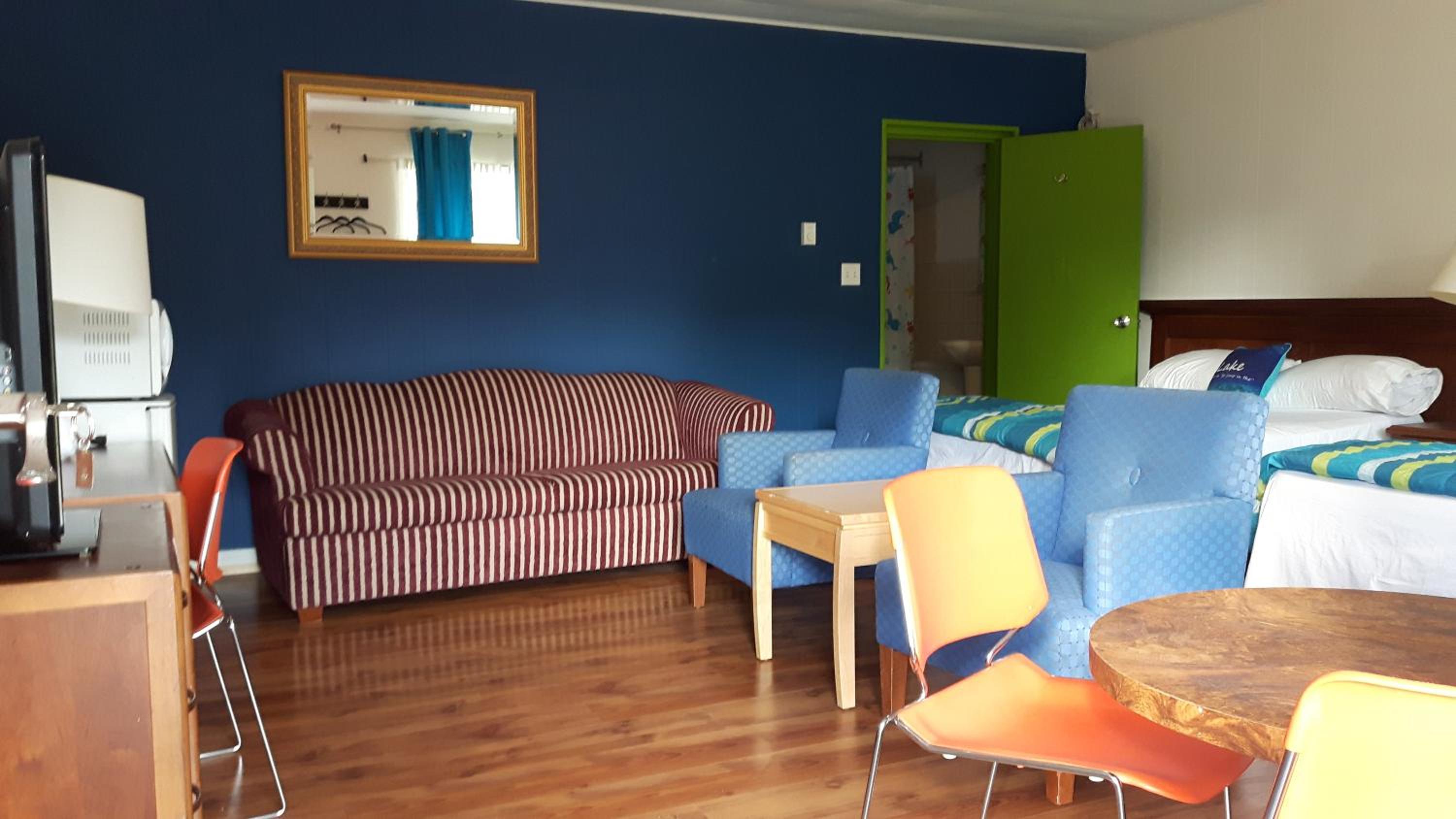 Family Room with Private Bathroom - Photo 3