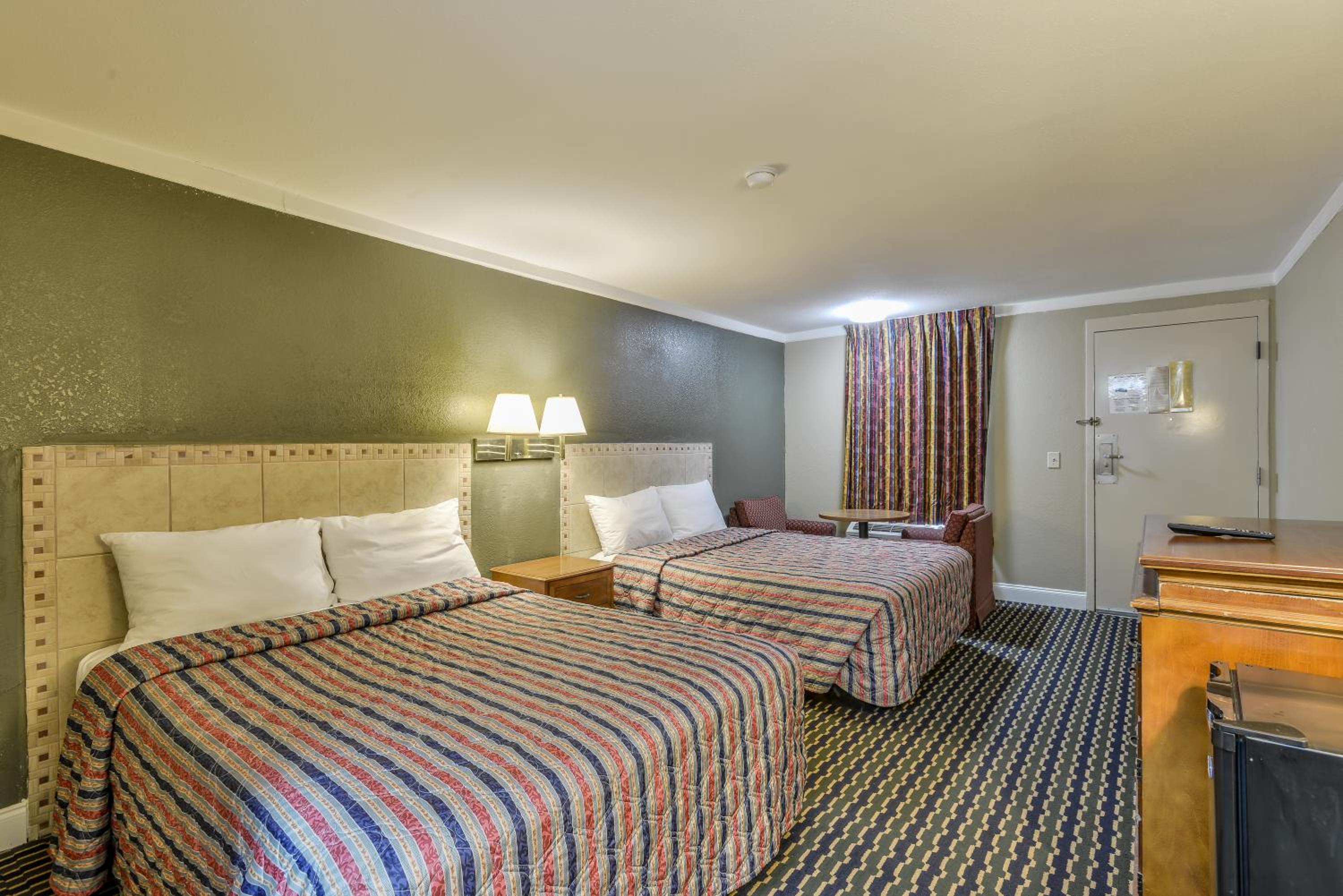 Queen Room with Two Queen Beds - Photo 4