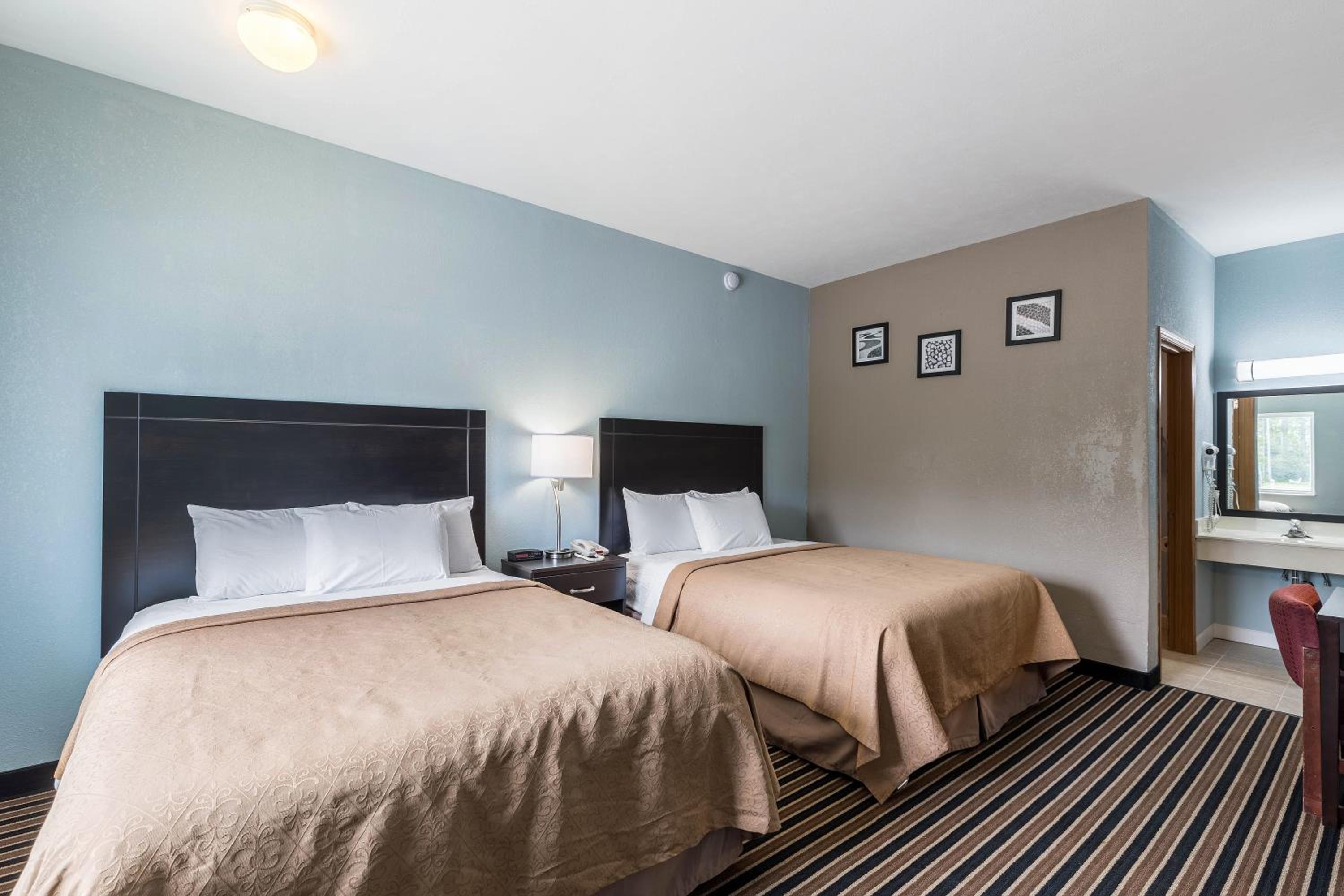 Queen Room with Two Queen Beds - Non-Smoking photo 2