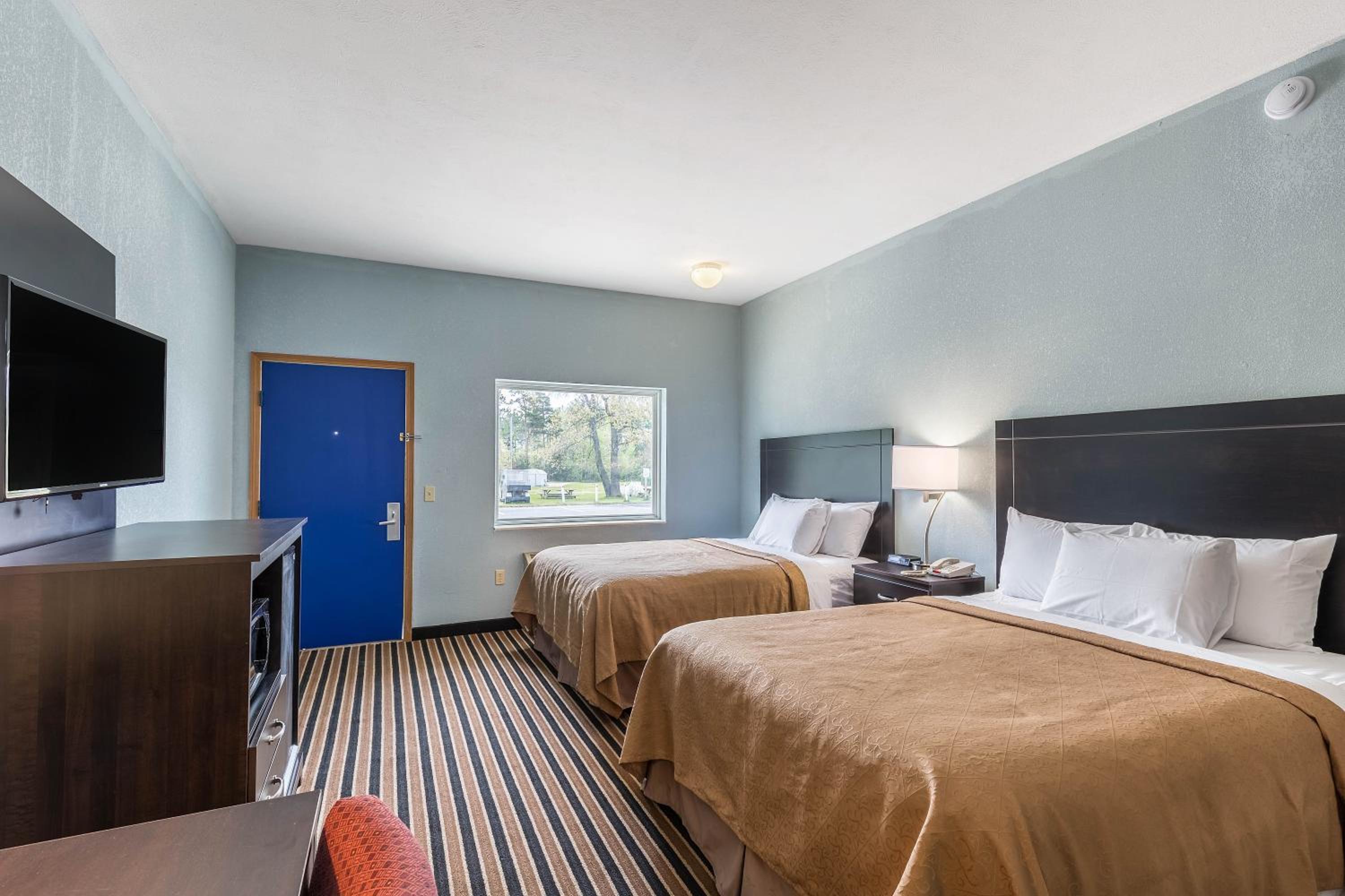 Queen Room with Two Queen Beds - Non-Smoking photo 3