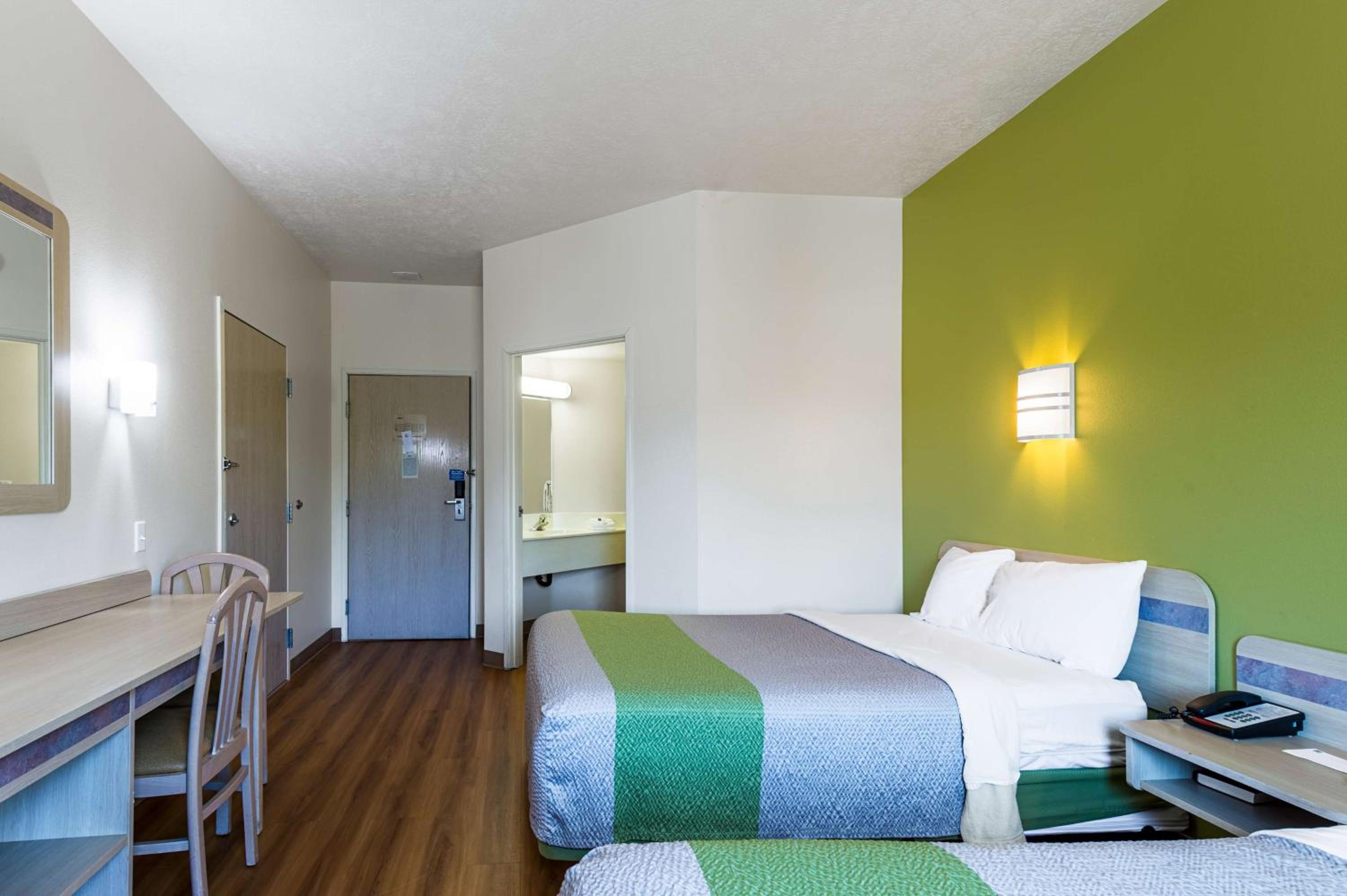 Quadruple Room - Non-Smoking - Photo 8