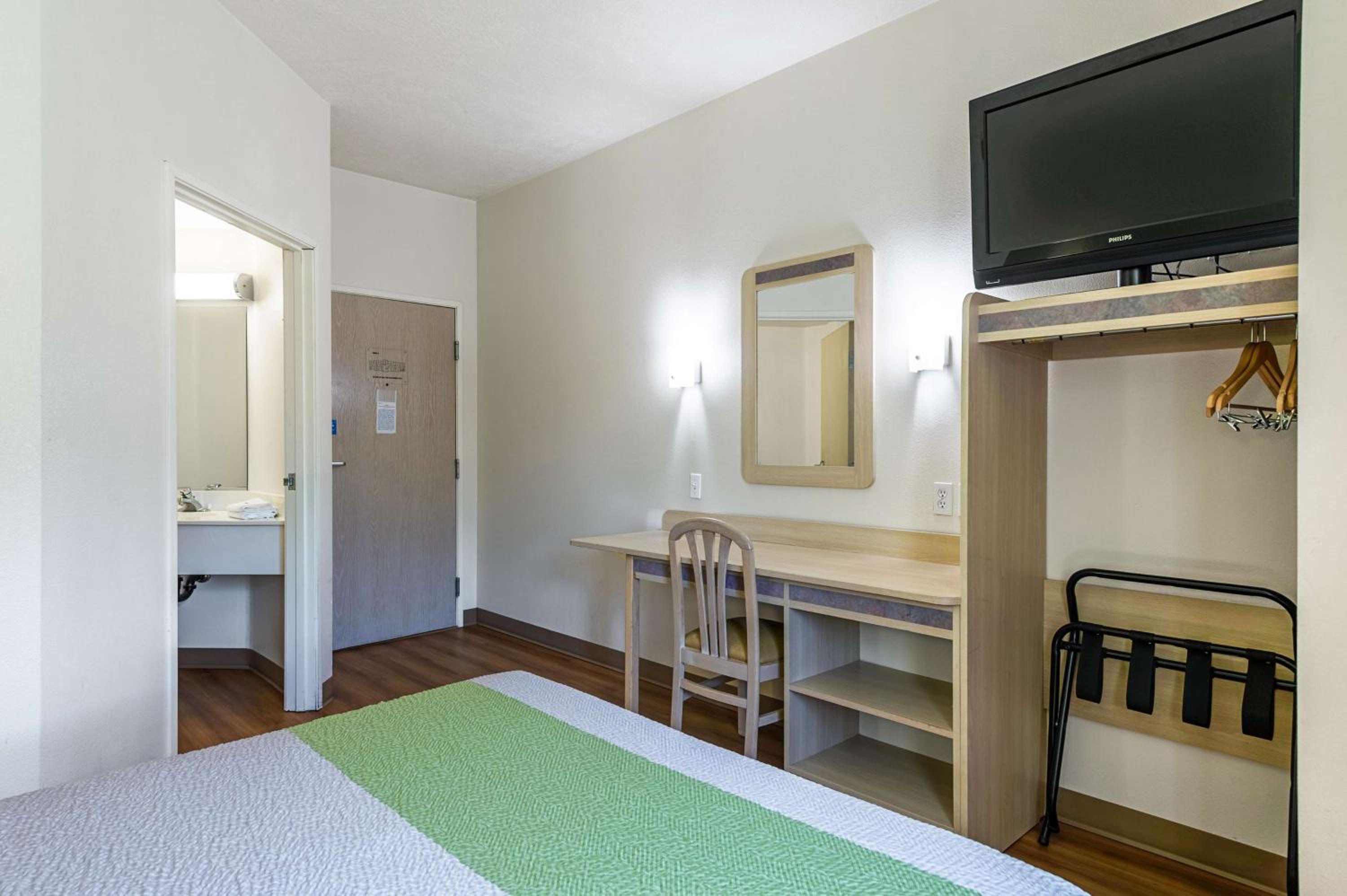 Queen Room - Non-Smoking - Photo 1
