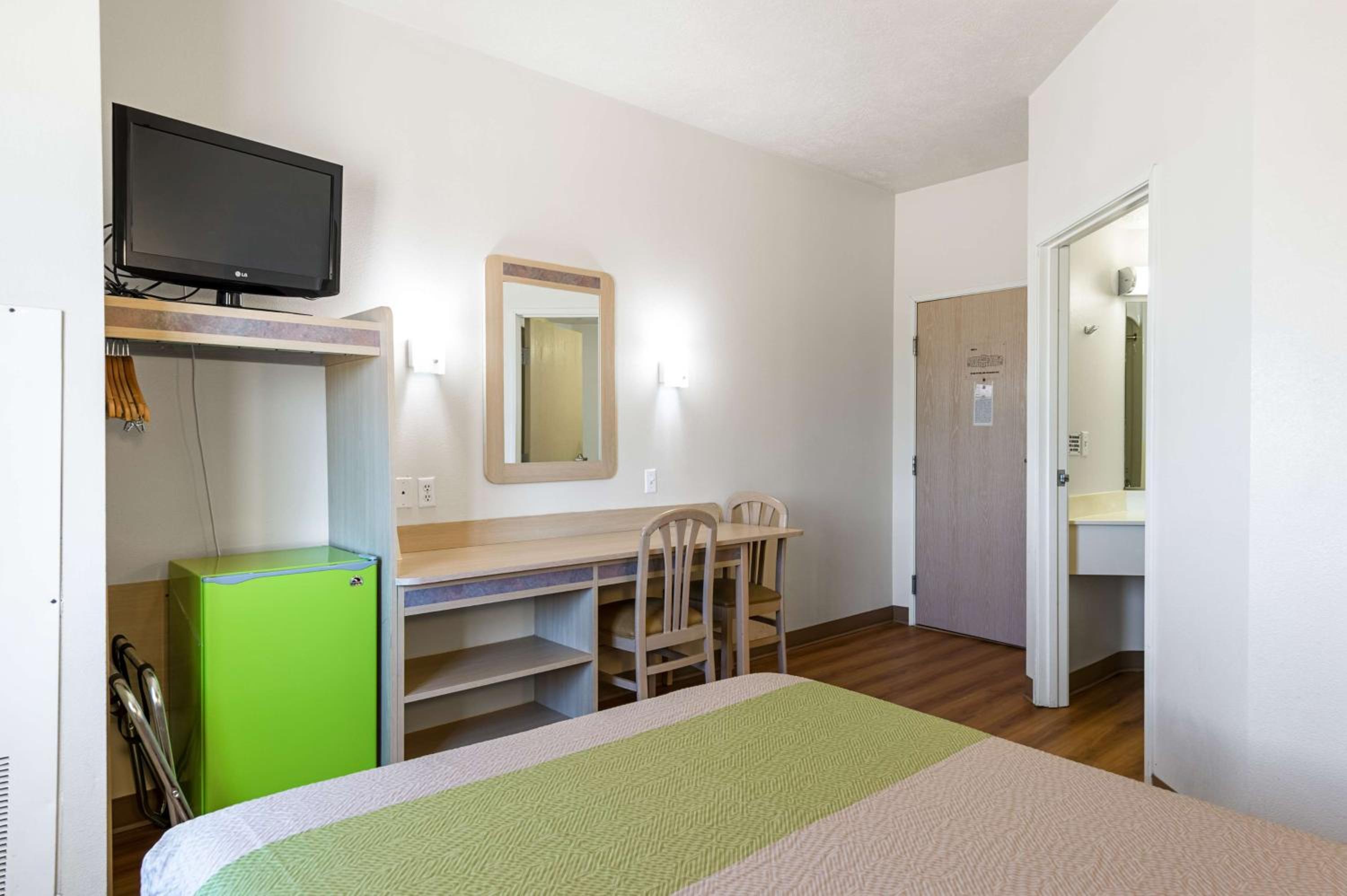 Queen Room - Non-Smoking - Photo 2