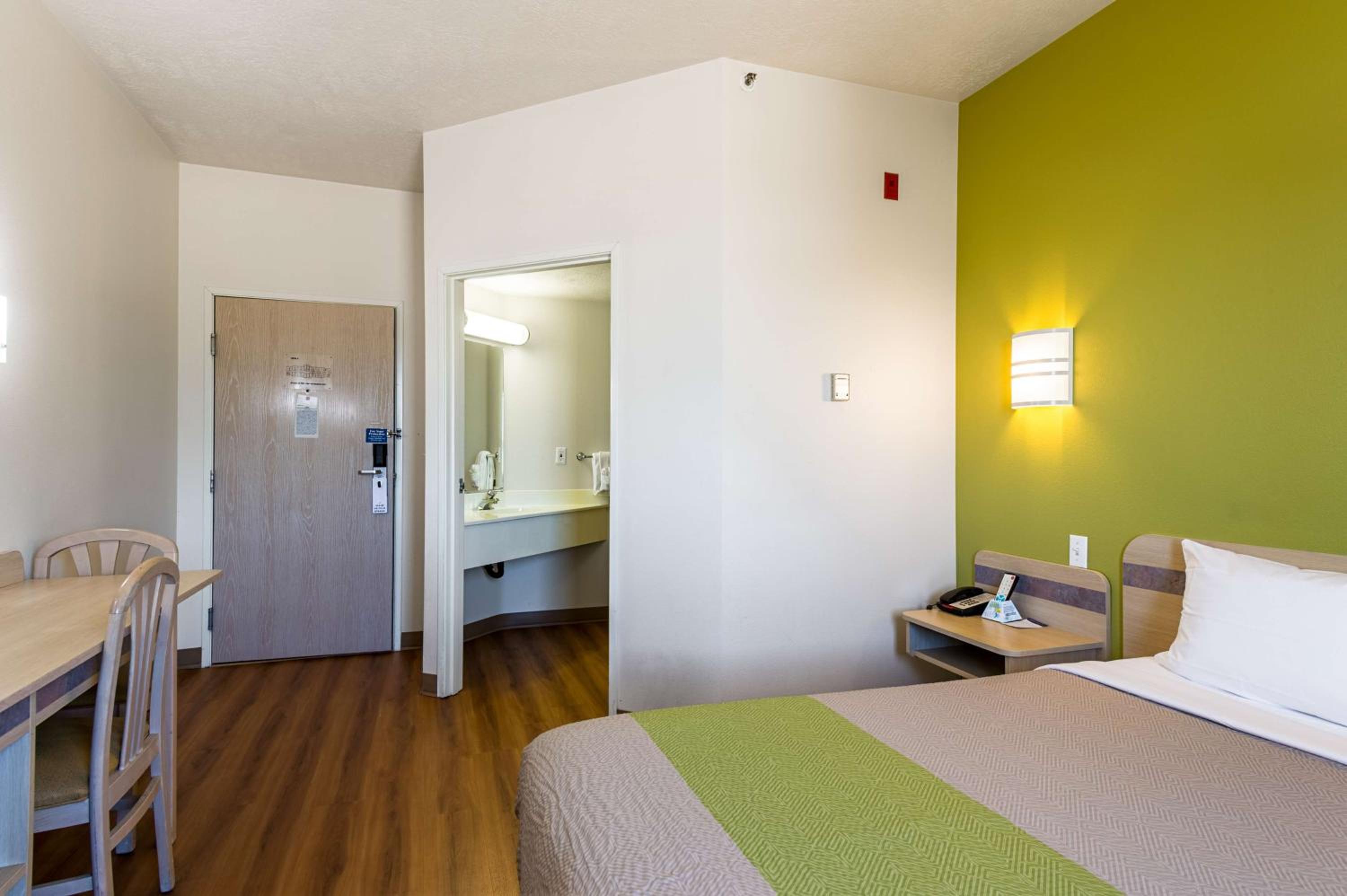 Queen Room - Non-Smoking - Photo 3