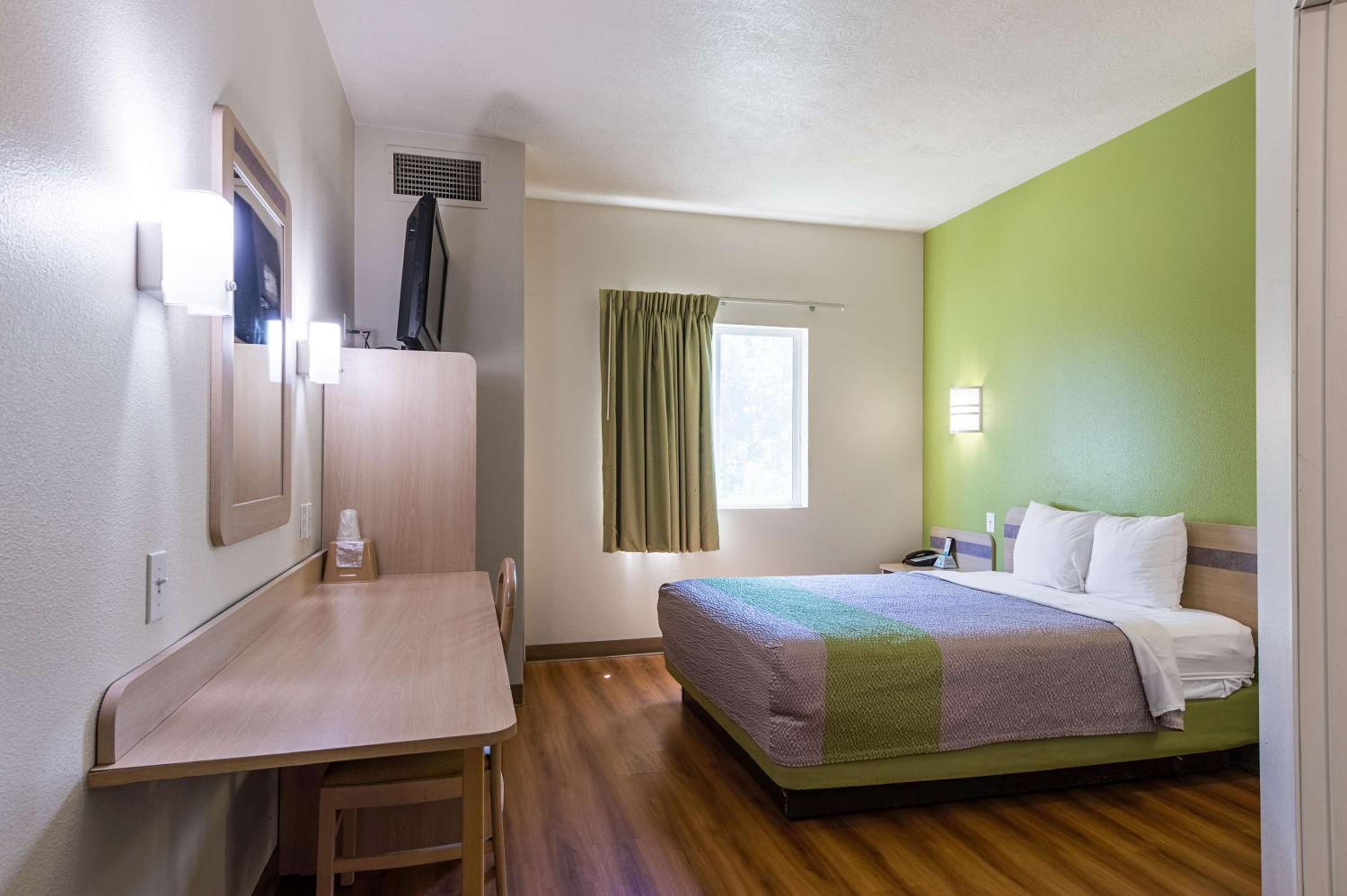 Queen Room - Non-Smoking - Photo 10