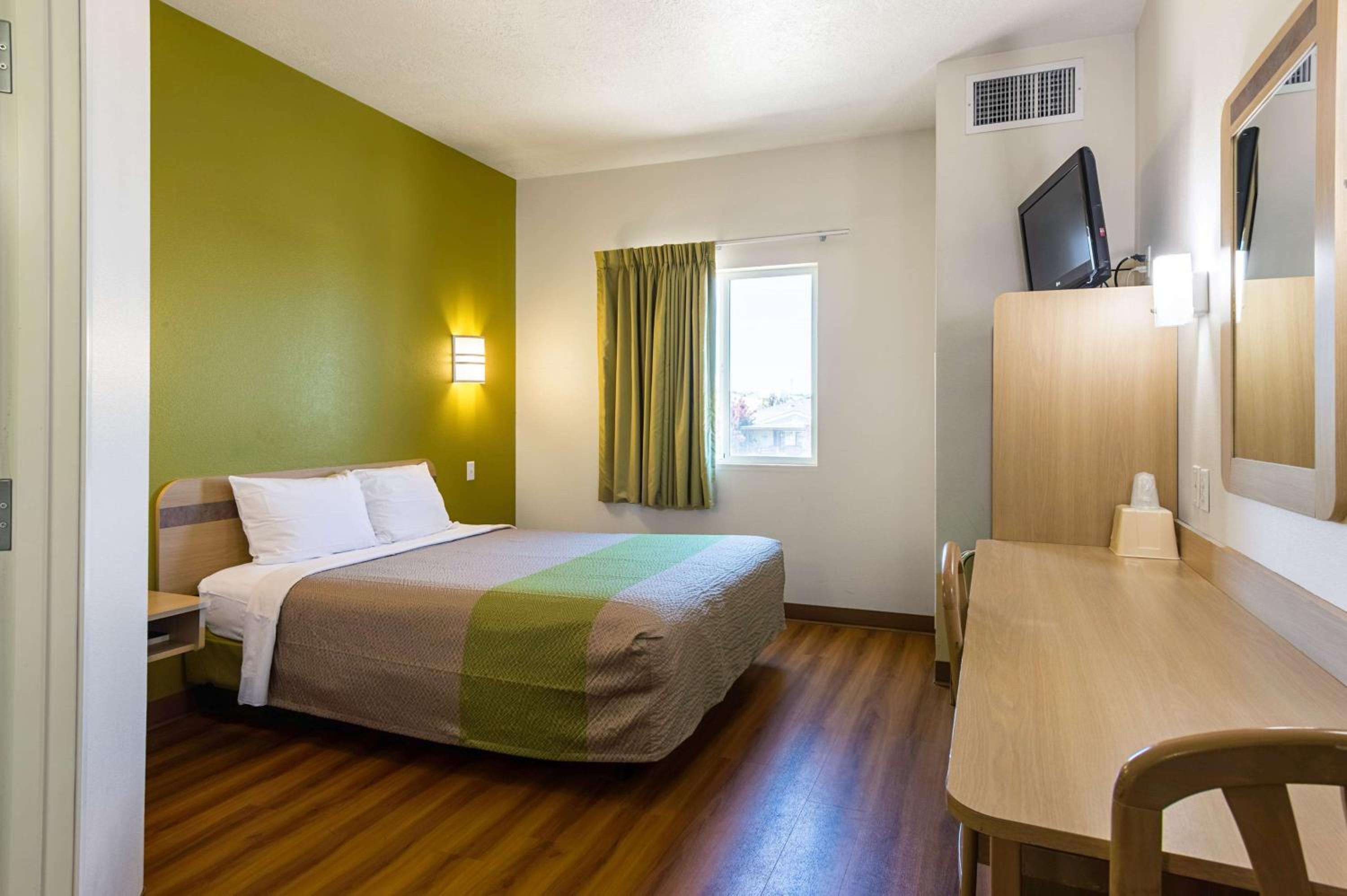 Queen Room - Non-Smoking - Photo 6
