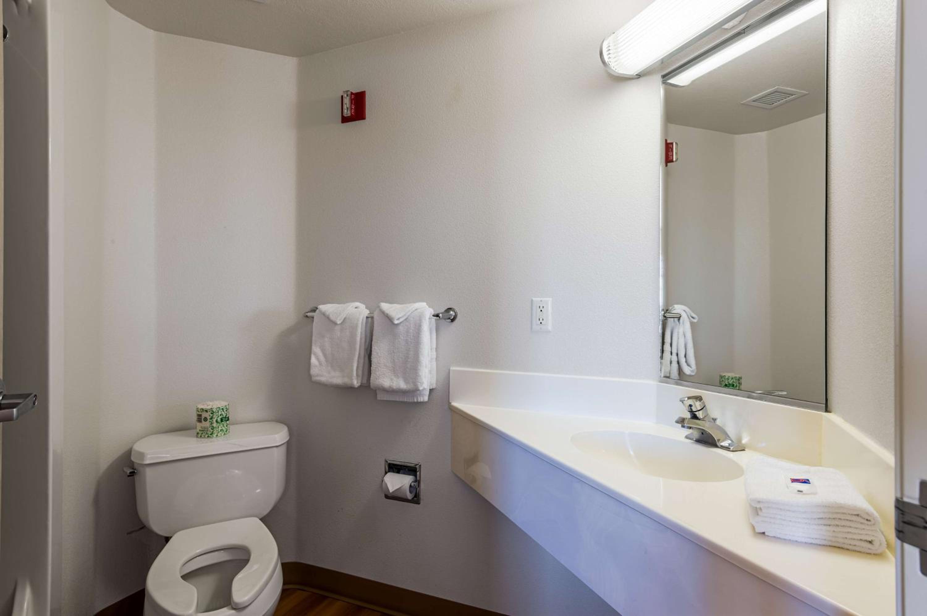 Queen Room - Non-Smoking - Photo 8