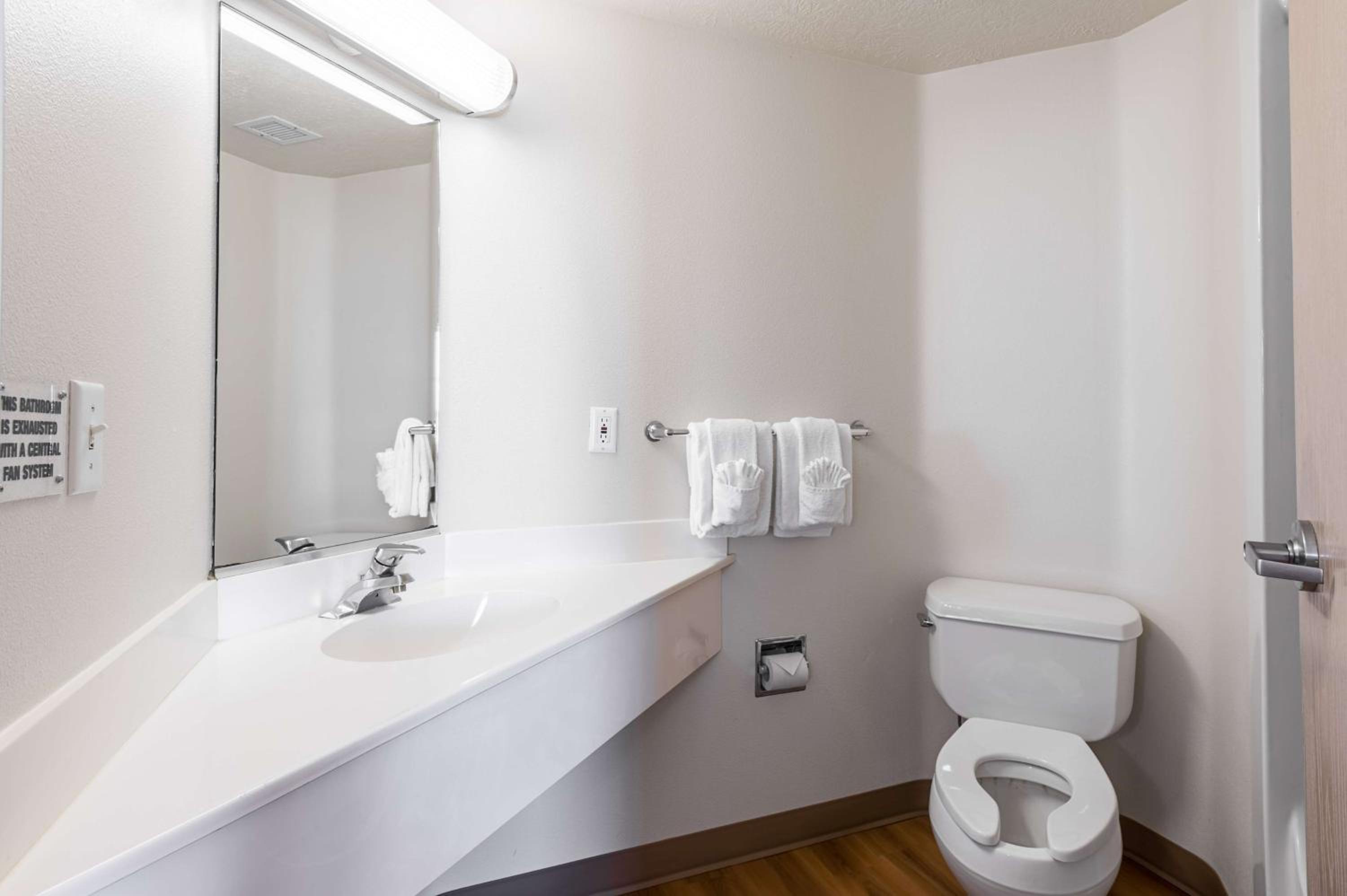 Queen Room - Non-Smoking - Photo 5