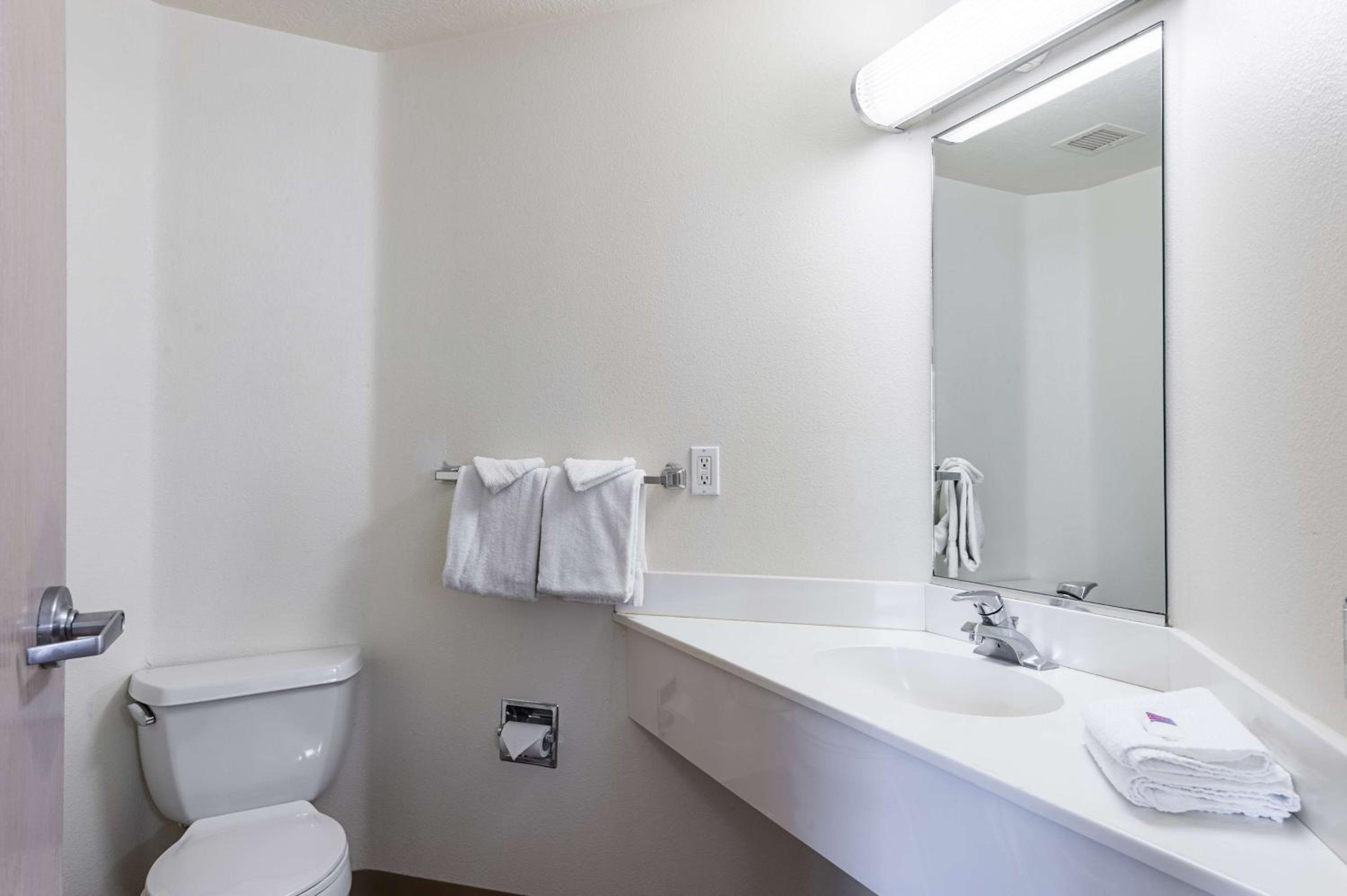 Queen Room - Disability Access - Photo 7