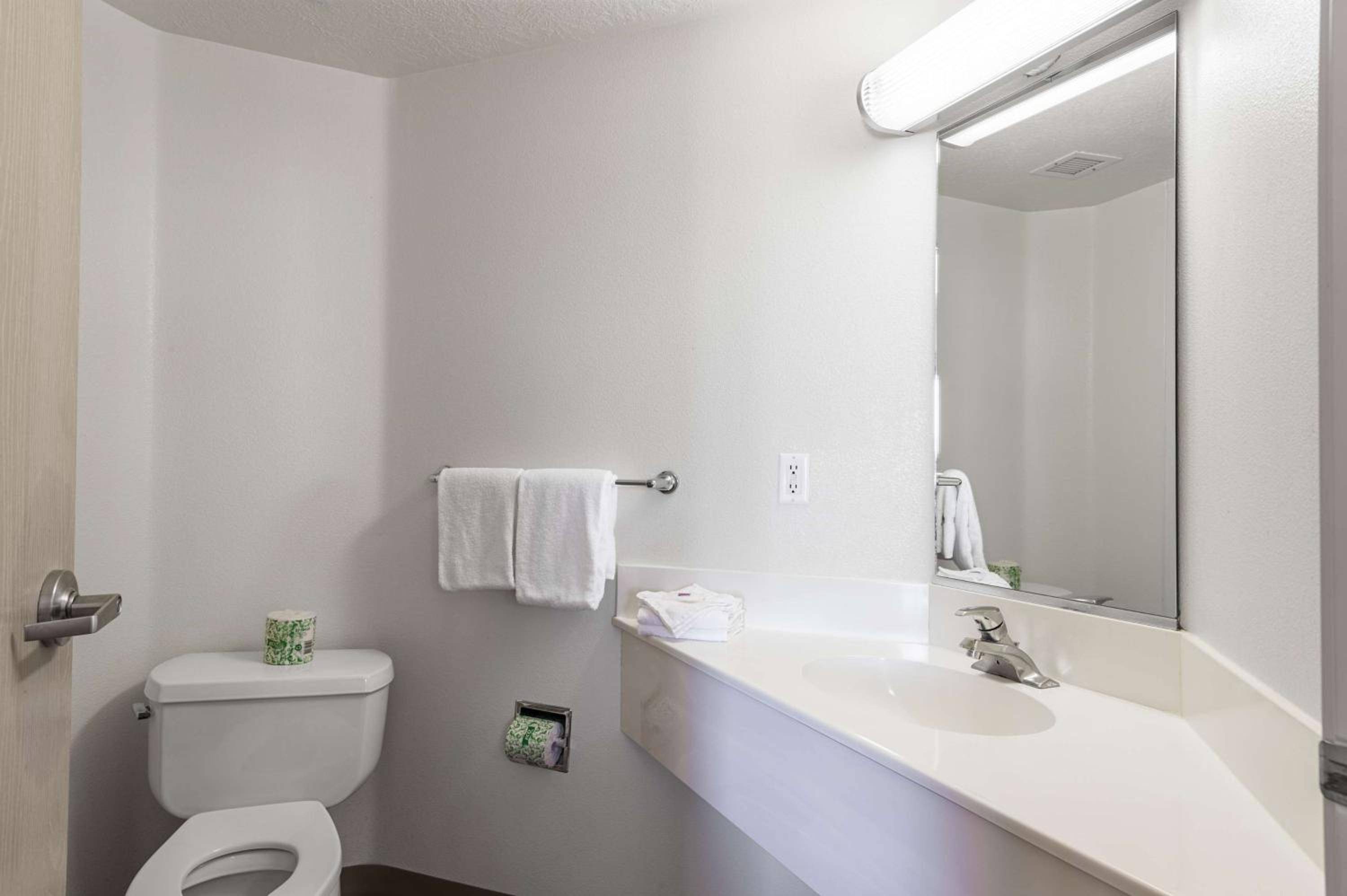 Queen Room - Disability Access - Roll in Shower - Photo 6