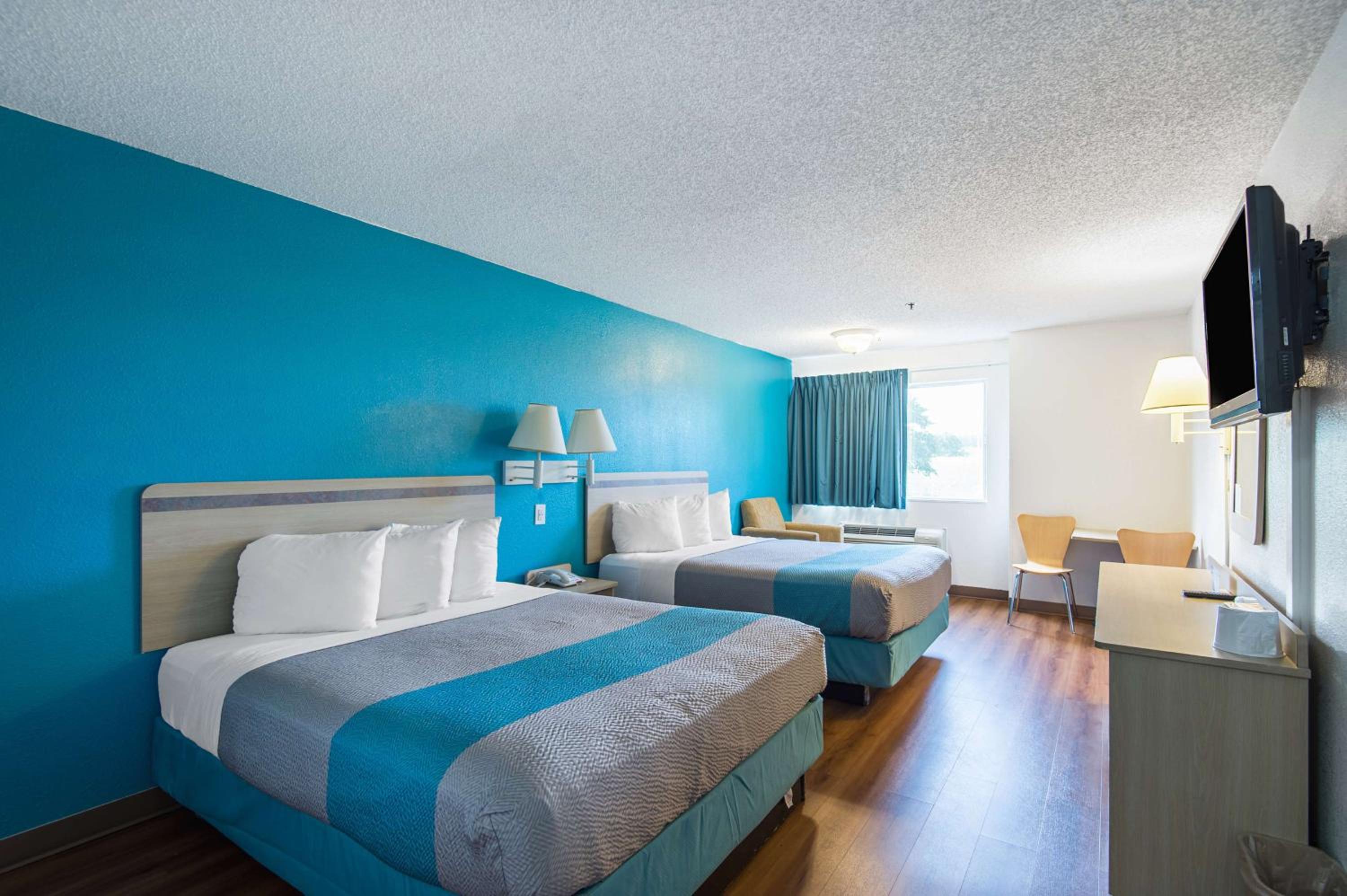 Deluxe Queen Room with Two Queen Beds - Non-Smoking photo 2