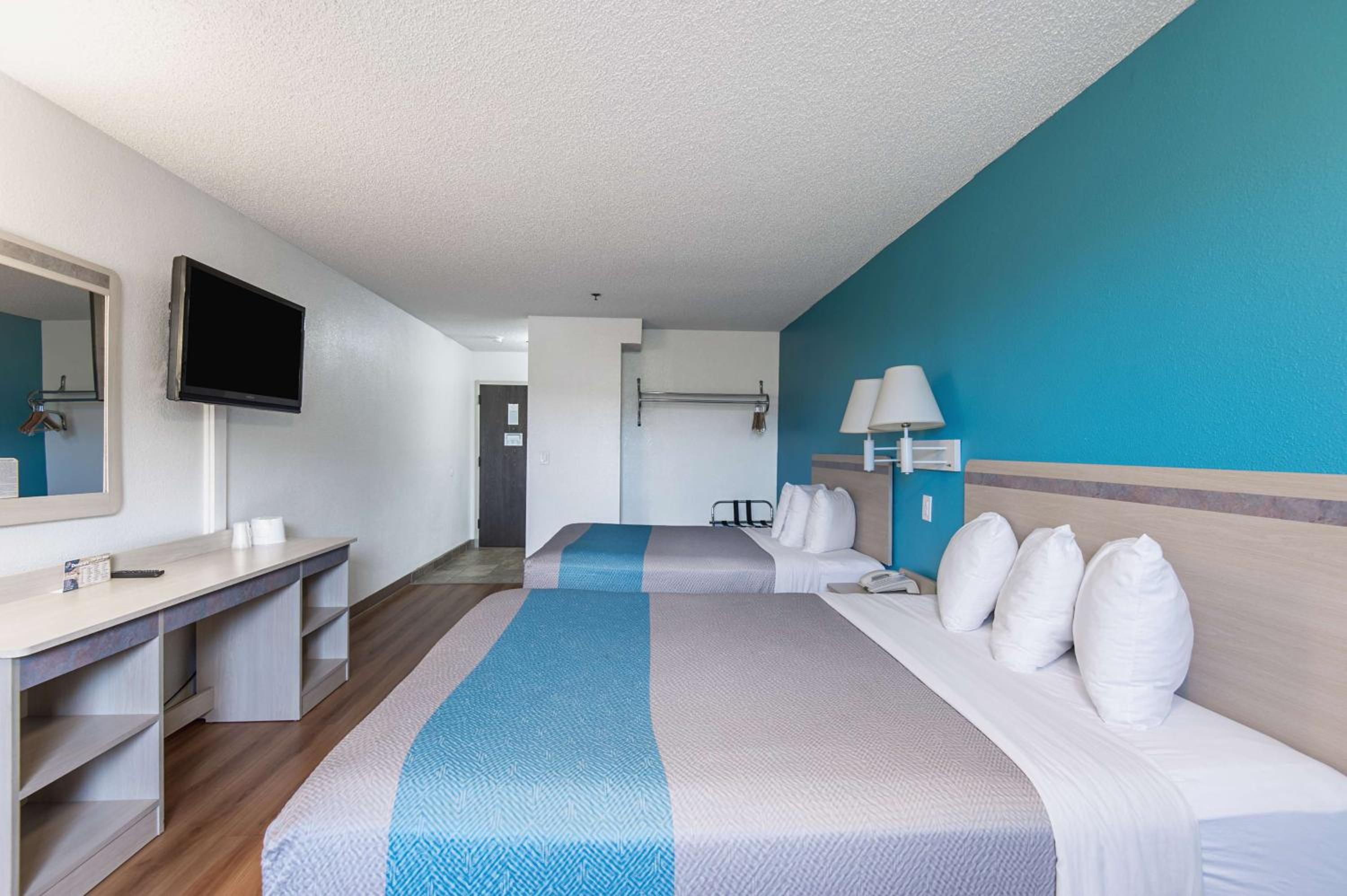 Deluxe Queen Room with Two Queen Beds - Smoking photo 3