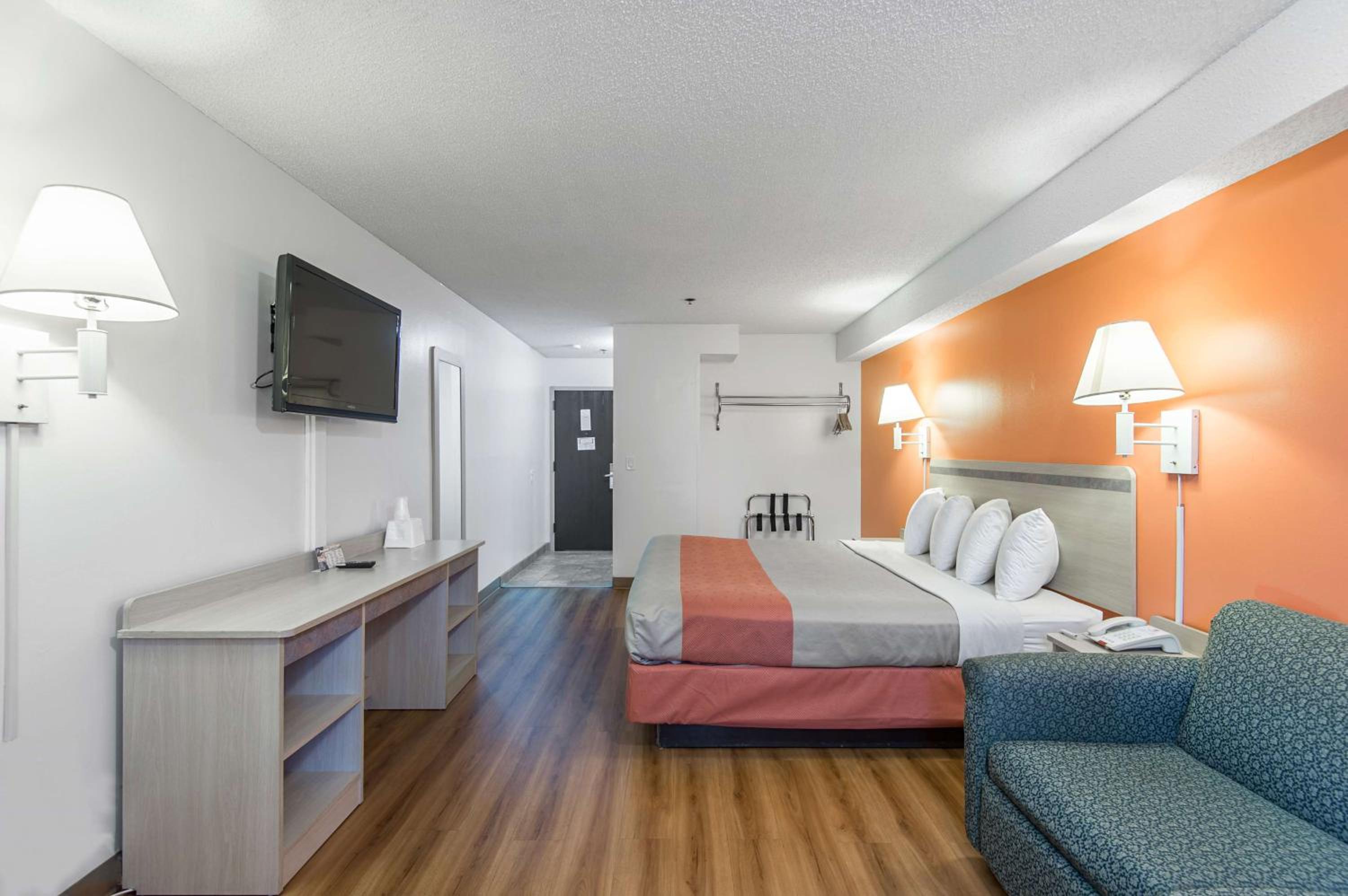 Deluxe King Room - Non-Smoking photo 3