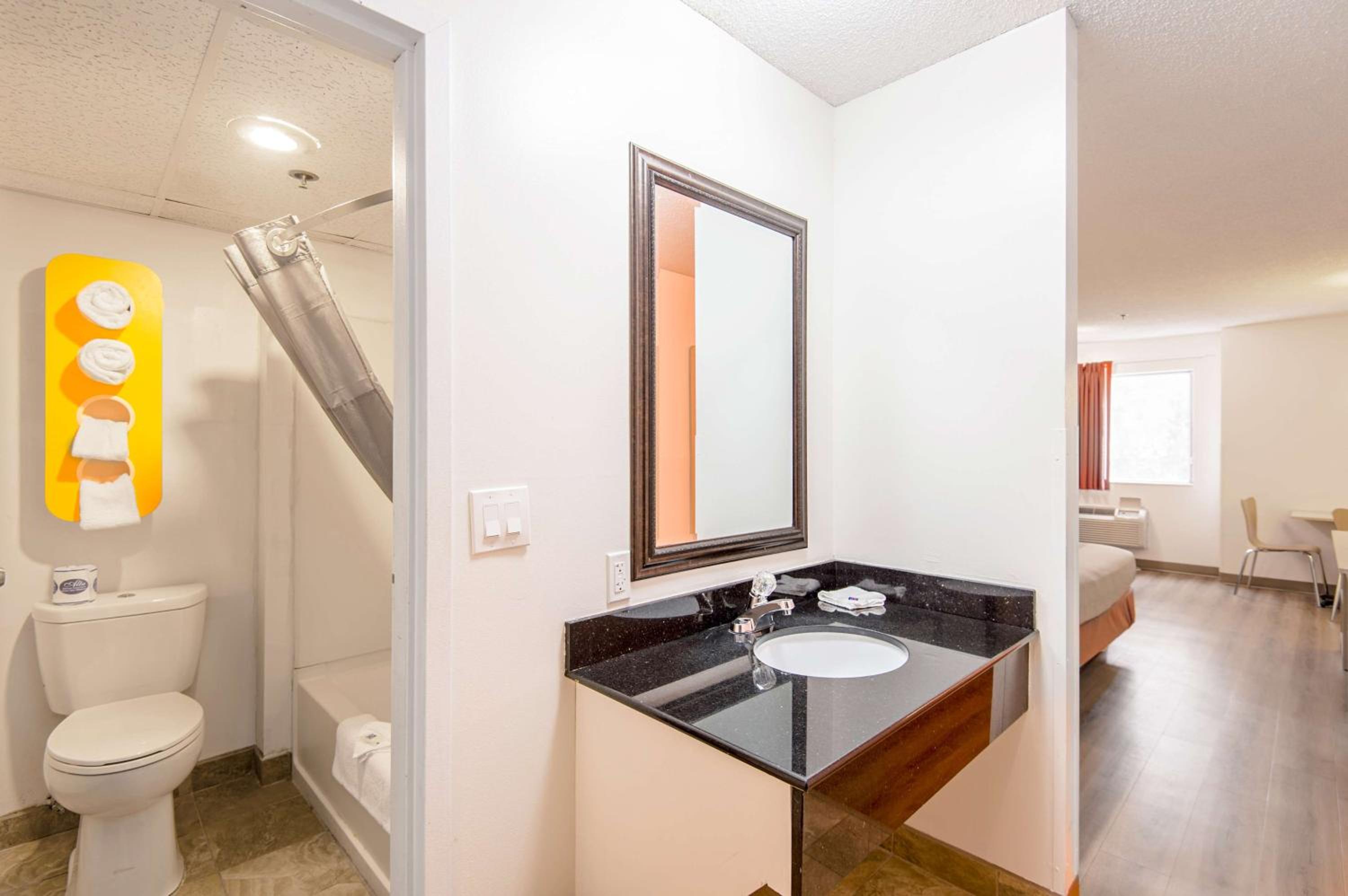 Deluxe King Room - Non-Smoking photo 2