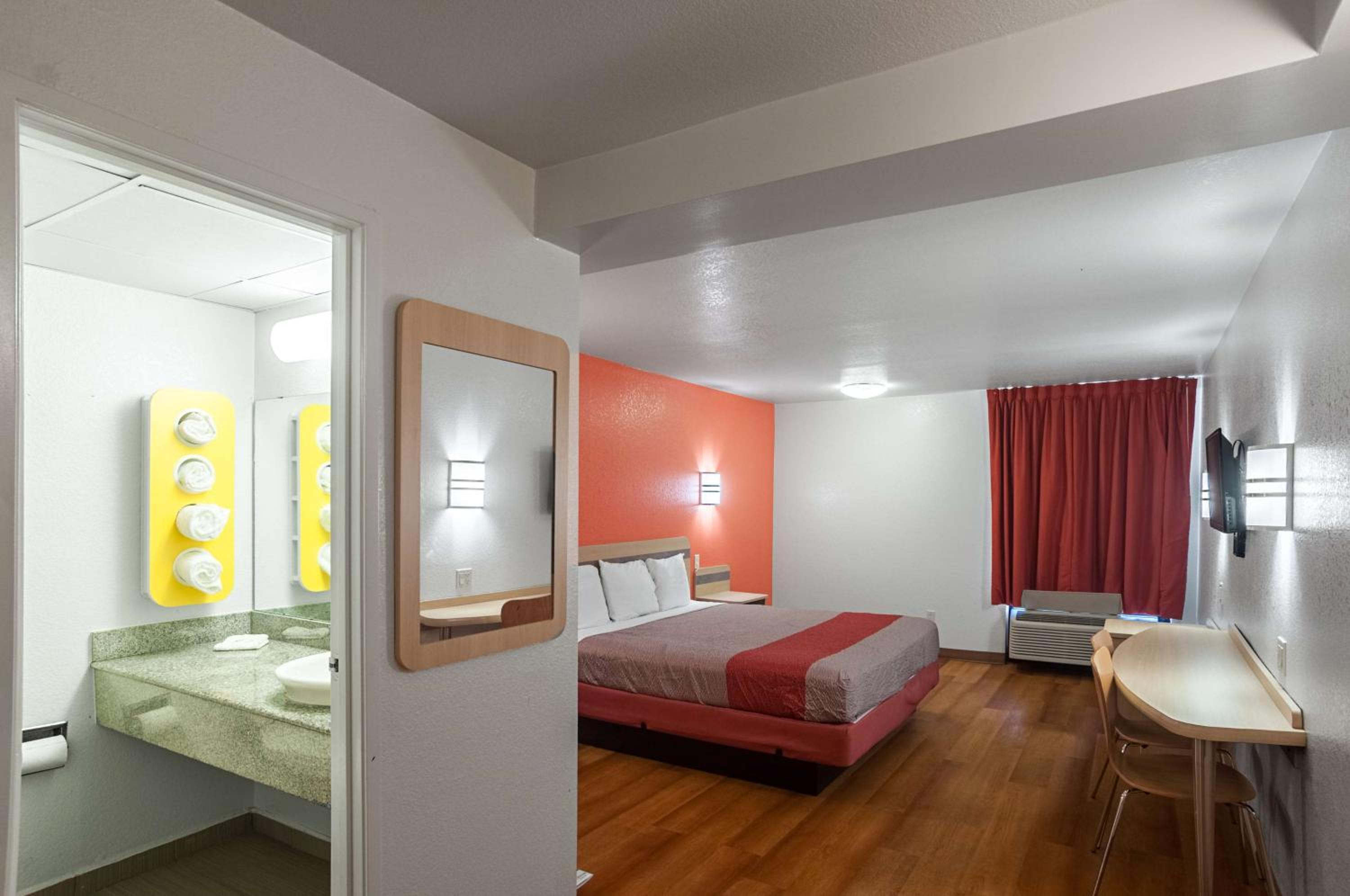 Deluxe King Room - Non-Smoking - Photo 1