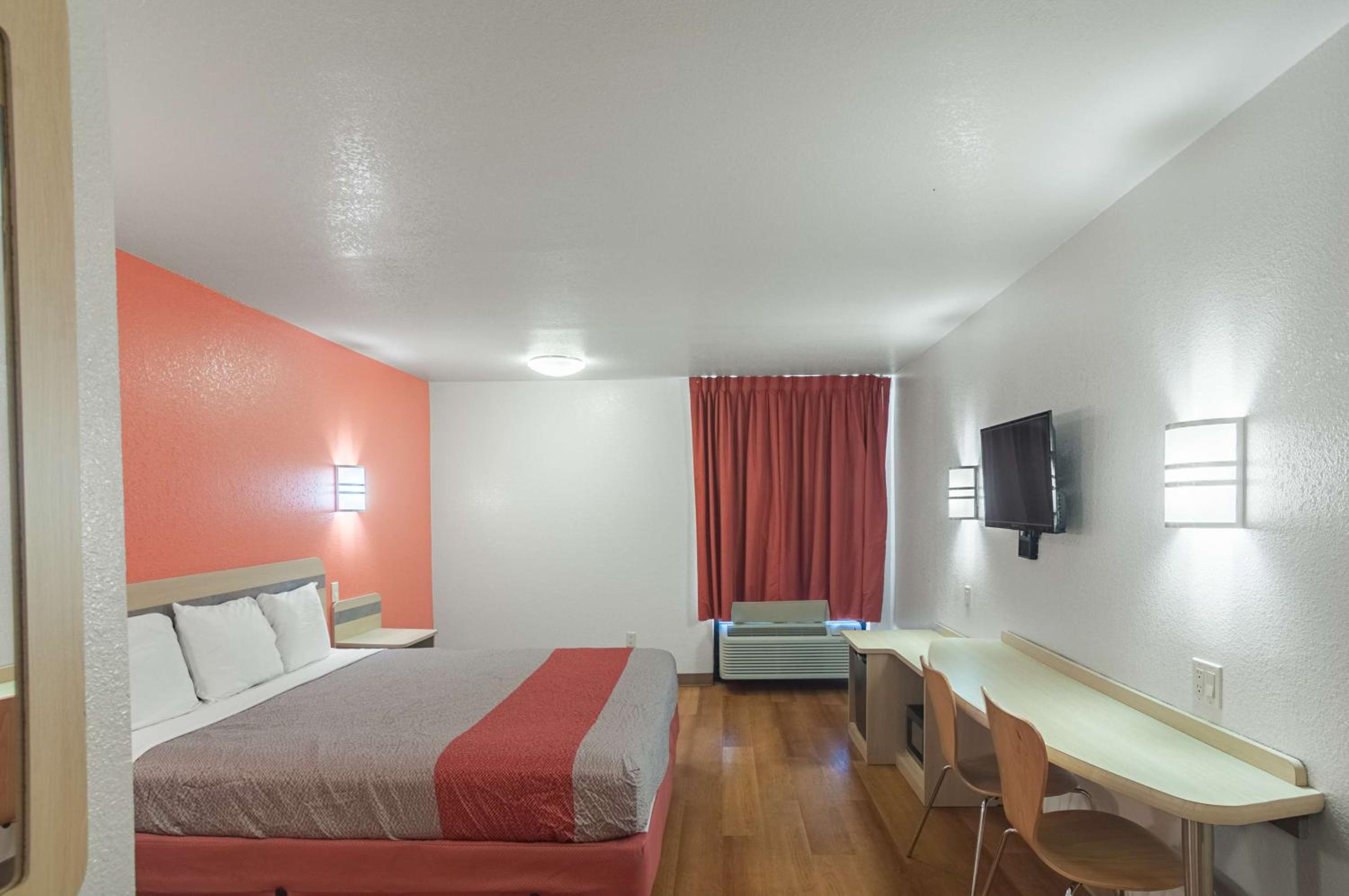 Deluxe King Room - Non-Smoking - Photo 7