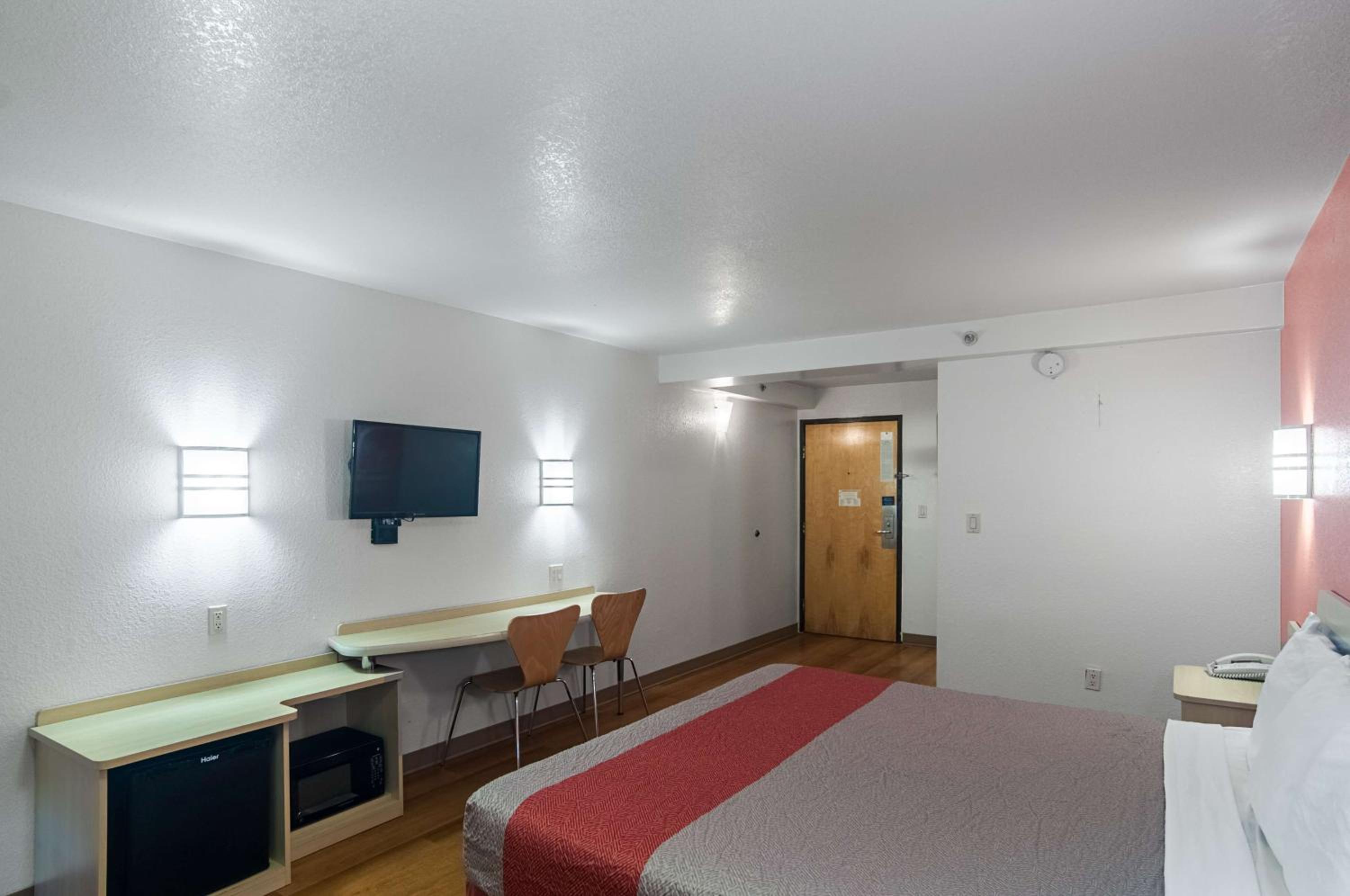 Deluxe King Room - Non-Smoking - Photo 6