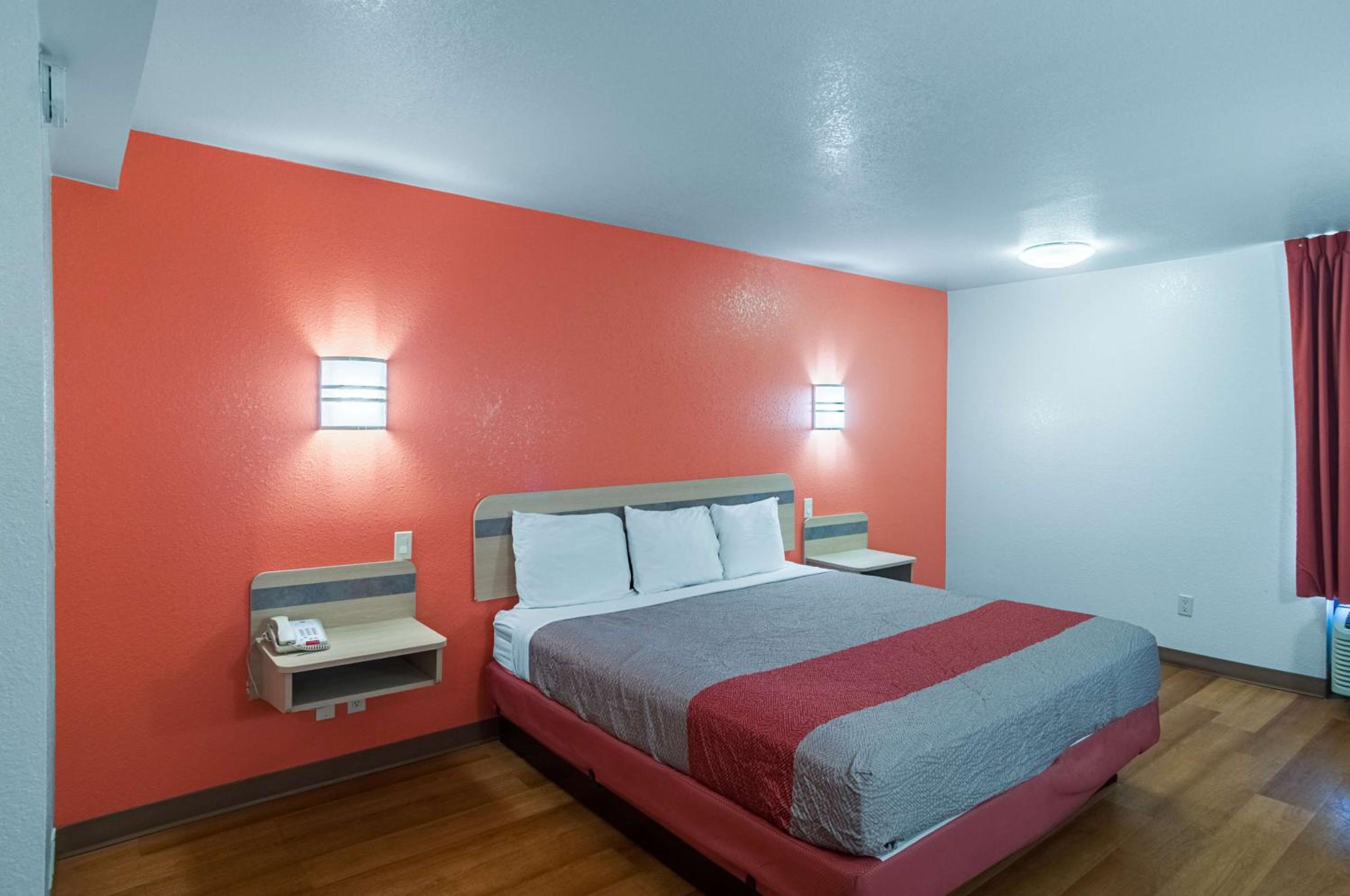 Deluxe King Room - Non-Smoking - Photo 5
