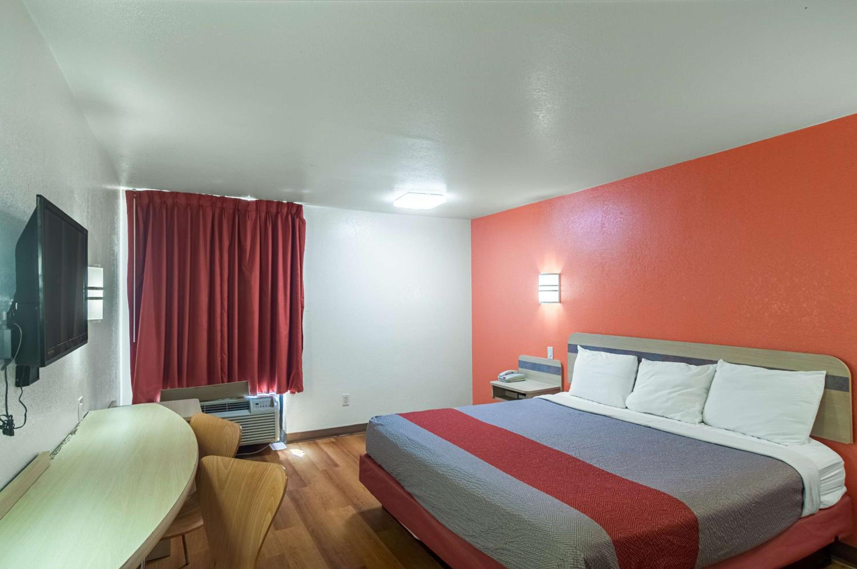 Deluxe King Room - Non-Smoking - Photo 3