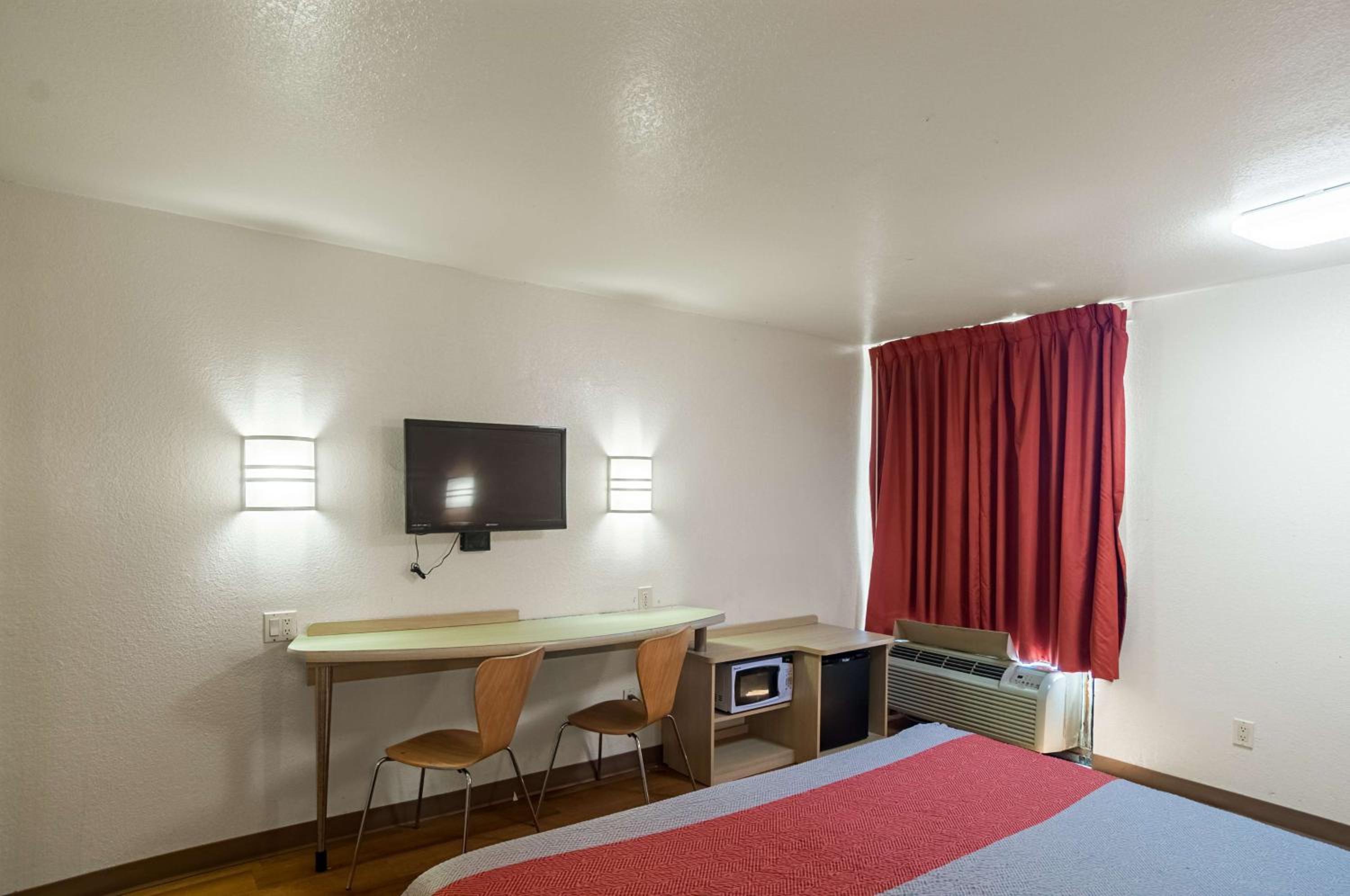 King Room with Roll-in Shower - Disability Access - Non-Smoking photo 2