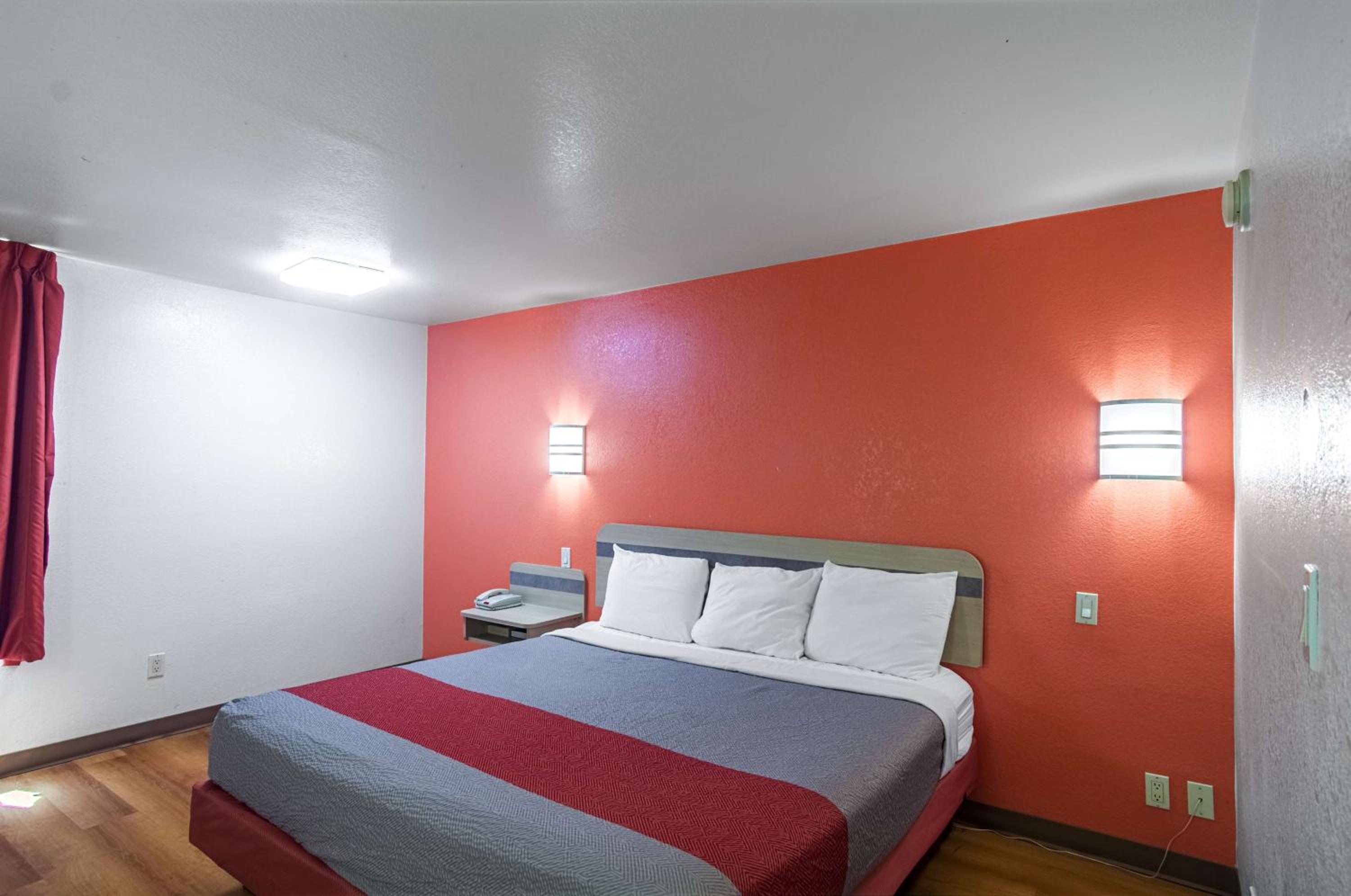 King Room - Disability Access - Non-Smoking photo 3