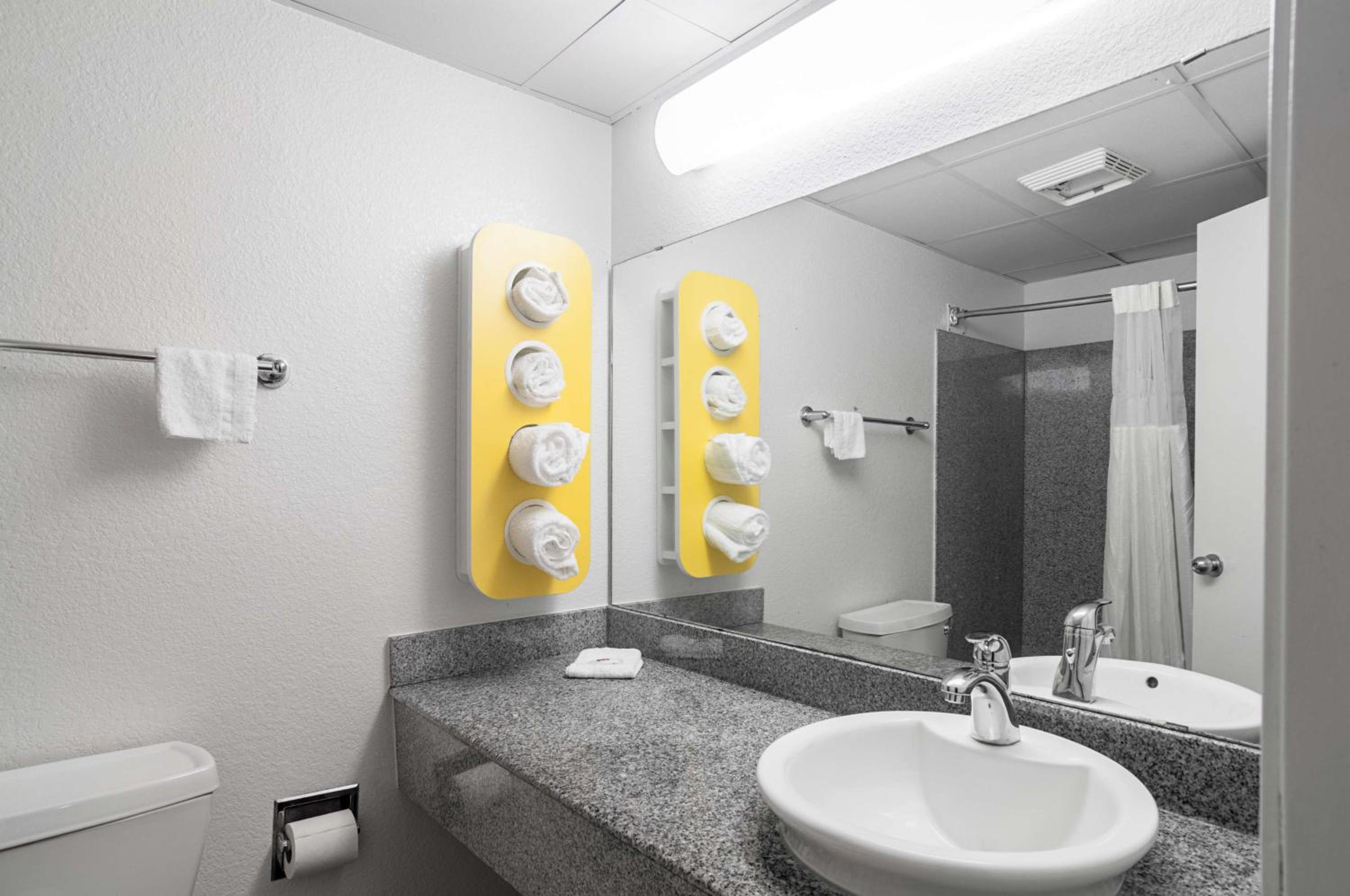Deluxe King Room - Non-Smoking - Photo 8