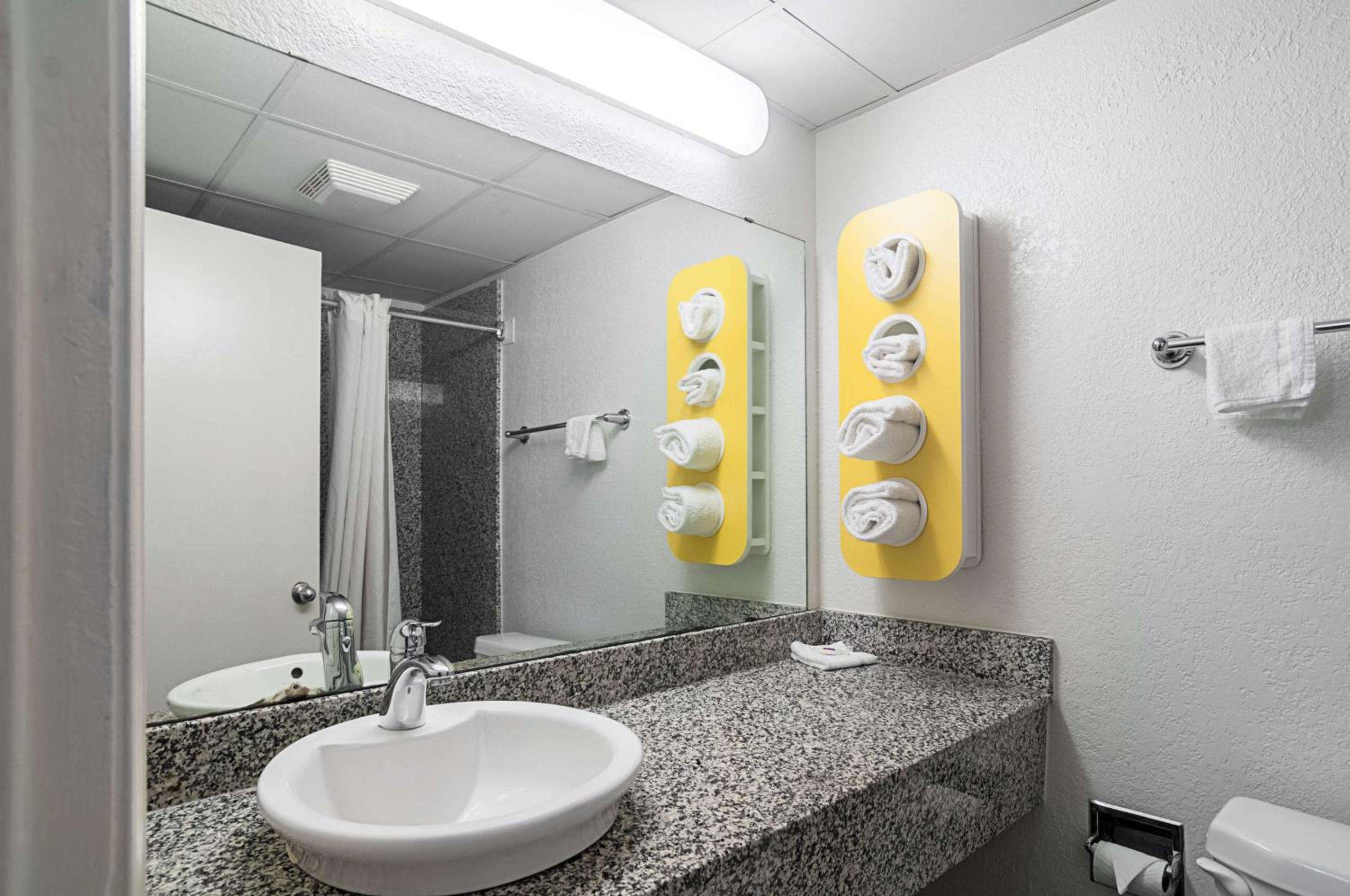 Deluxe King Room - Non-Smoking - Photo 9