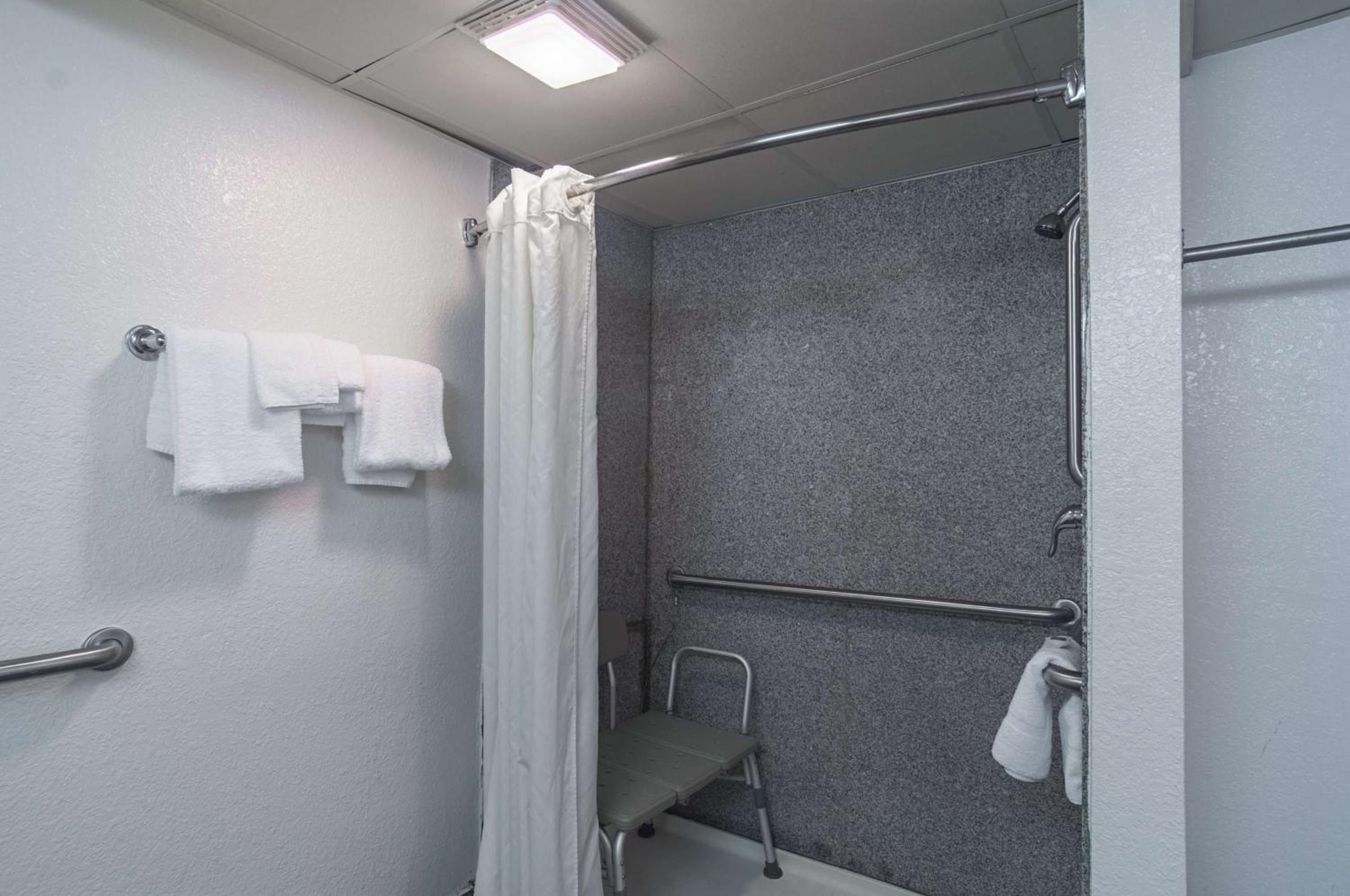 King Room - Disability Access - Non-Smoking photo 2