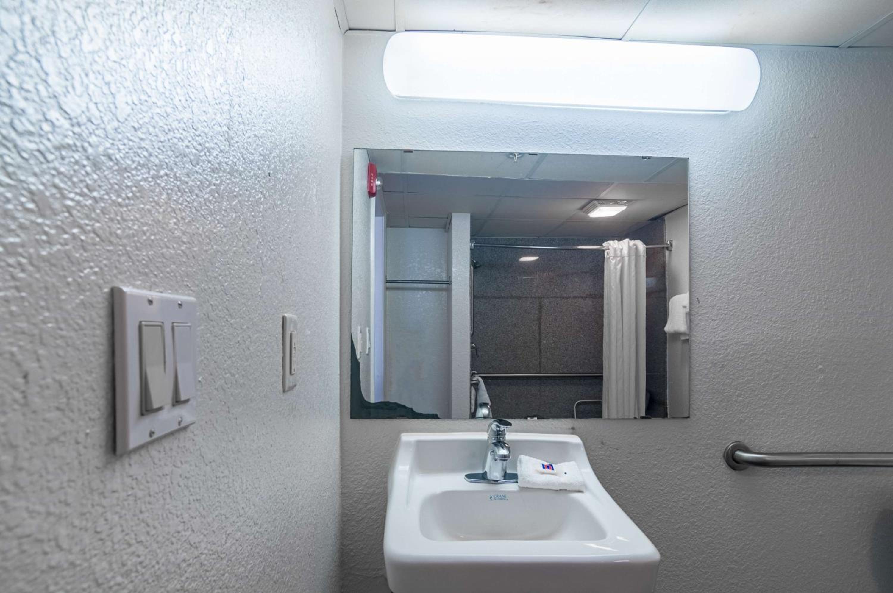 Deluxe King Room - Non-Smoking - Photo 2