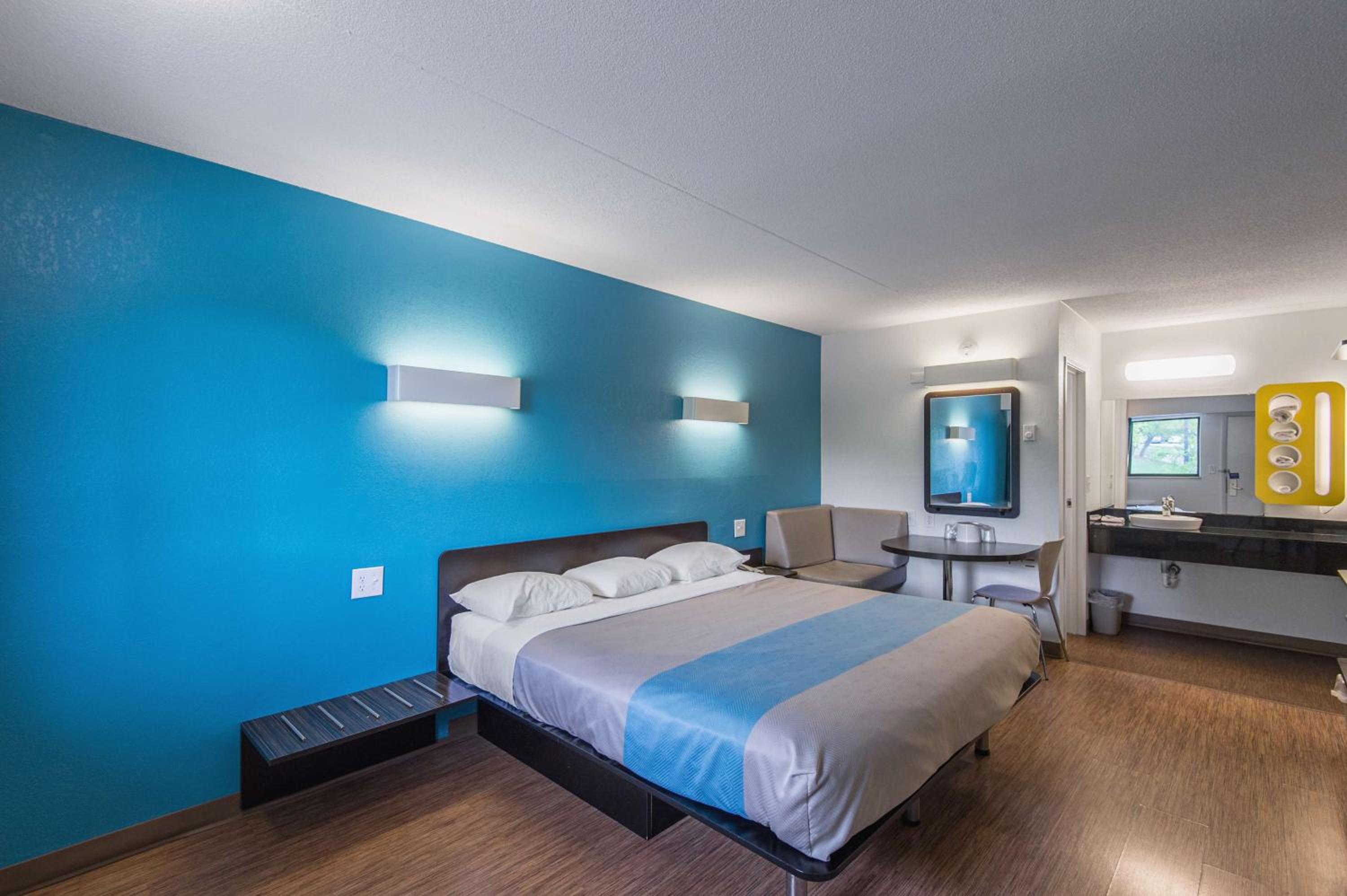 King Room - Disability Access - Non-Smoking photo 2