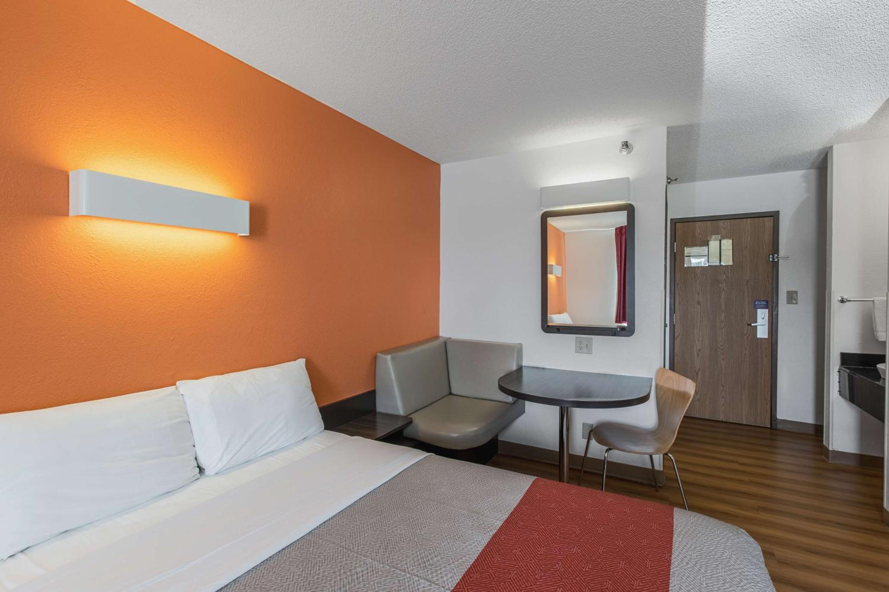 Queen Room - Non-Smoking - Photo 3