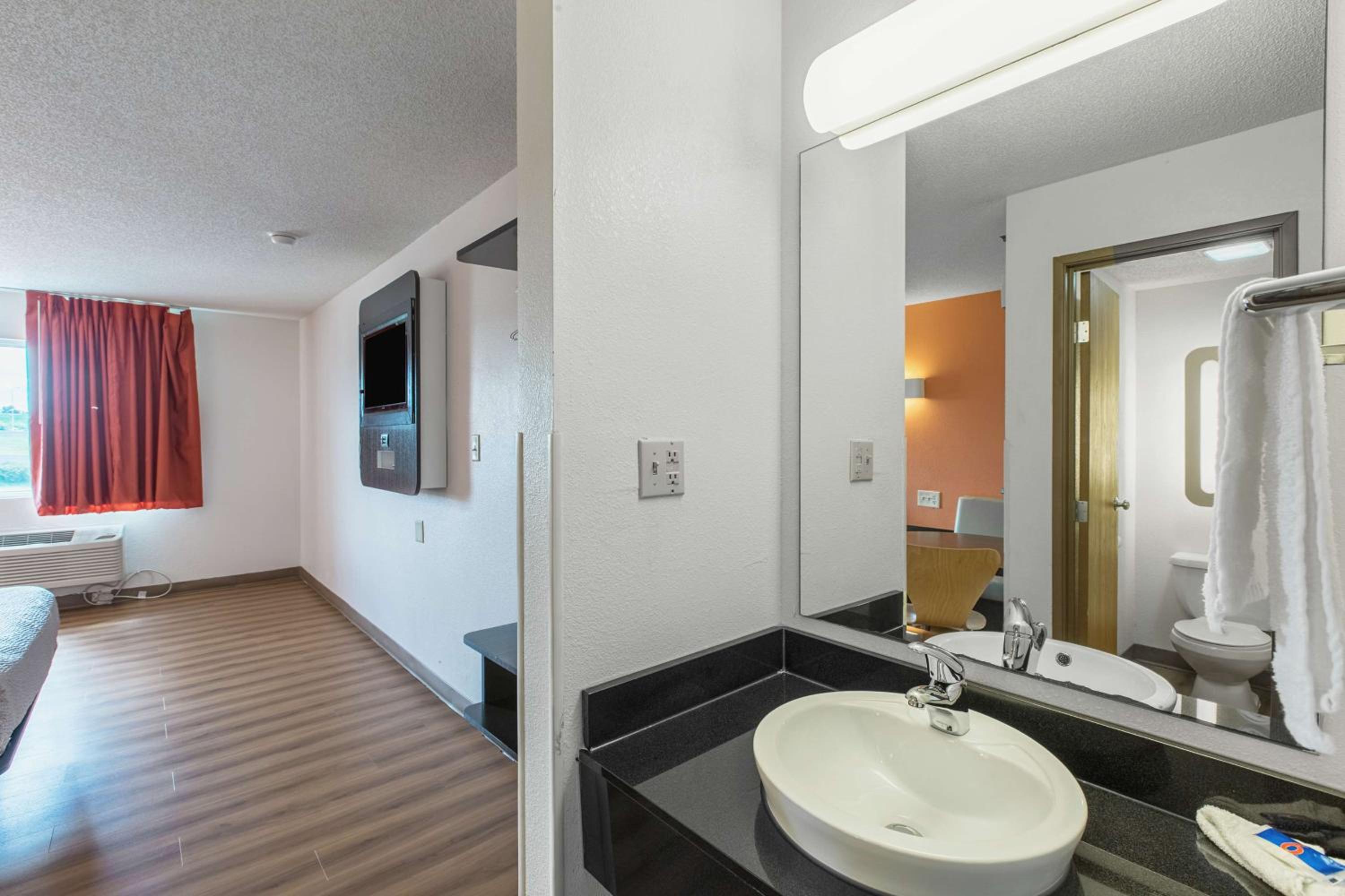 Quadruple Room - Non-Smoking - Photo 9