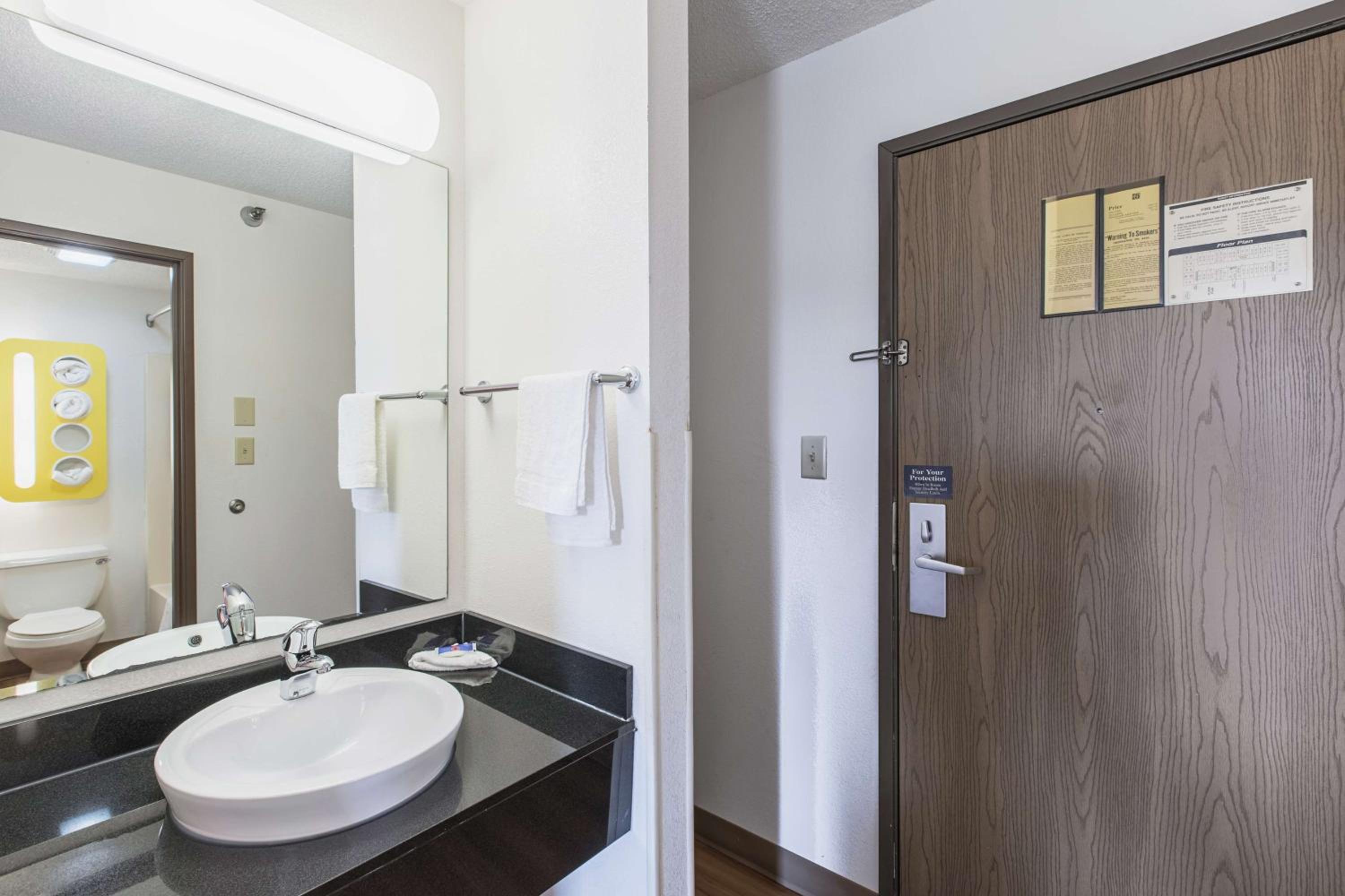 Quadruple Room - Non-Smoking - Photo 10