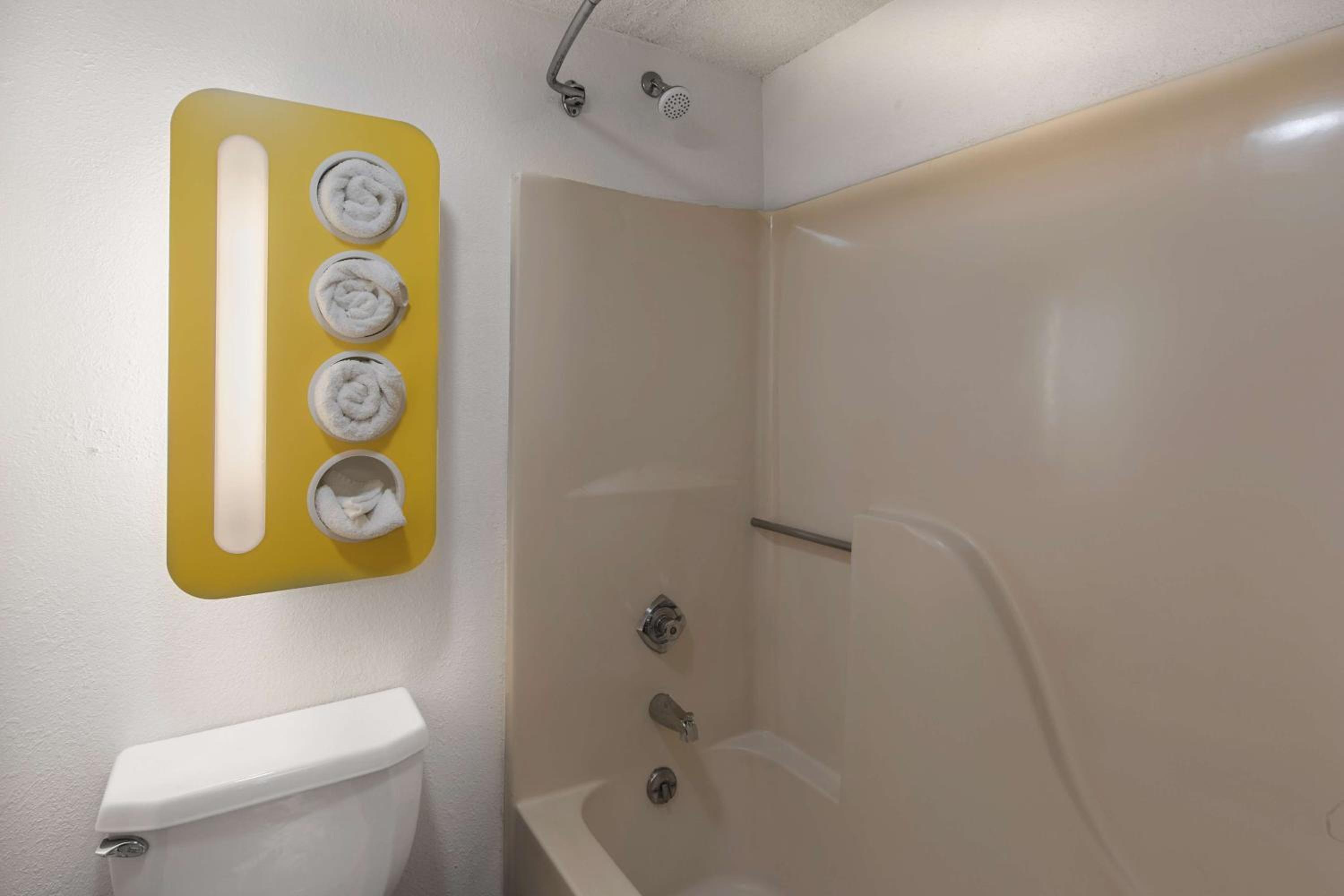 Queen Room - Disability Access - Non-Smoking - Photo 4