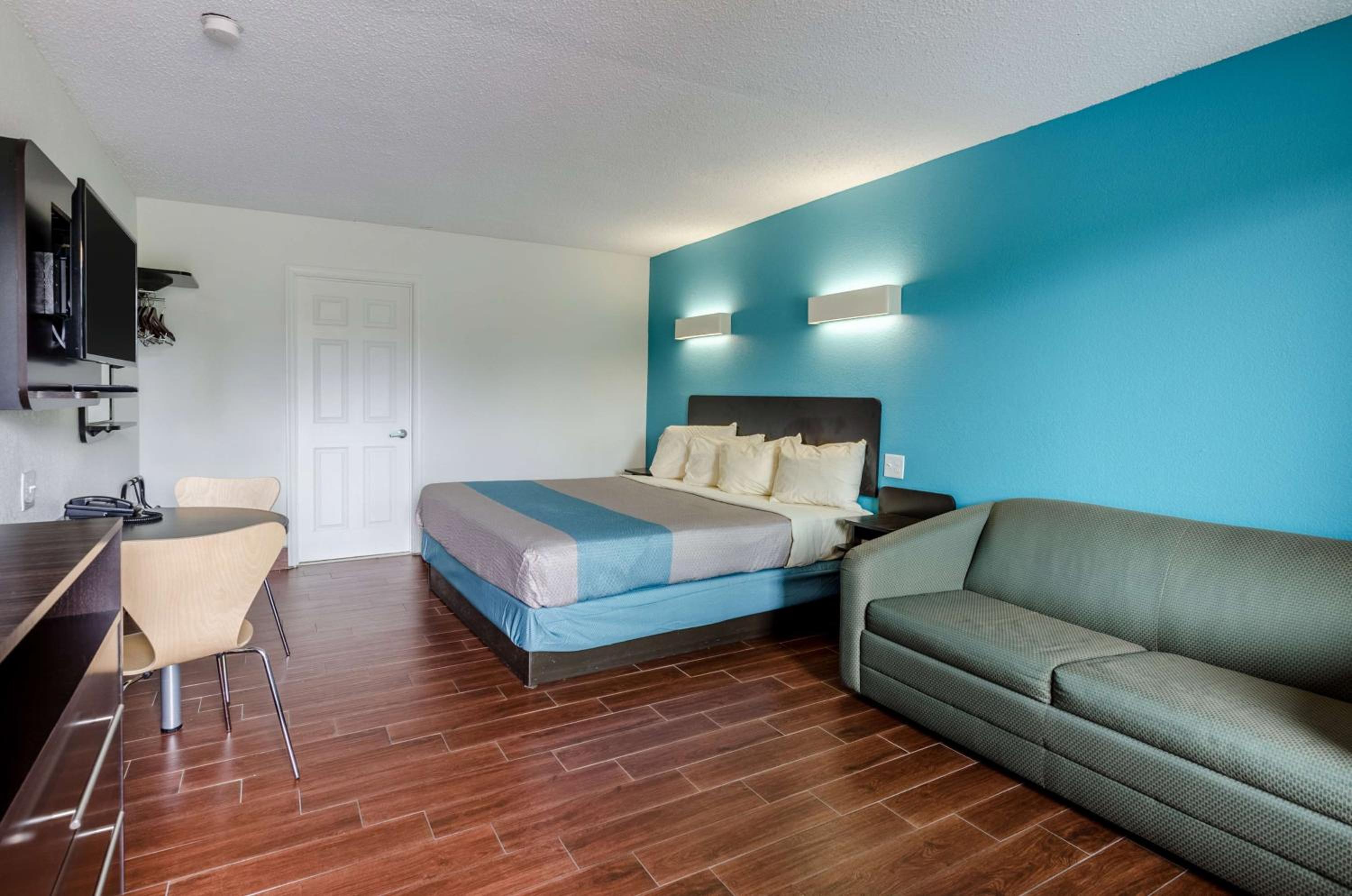 King Room - Non-Smoking - Photo 1