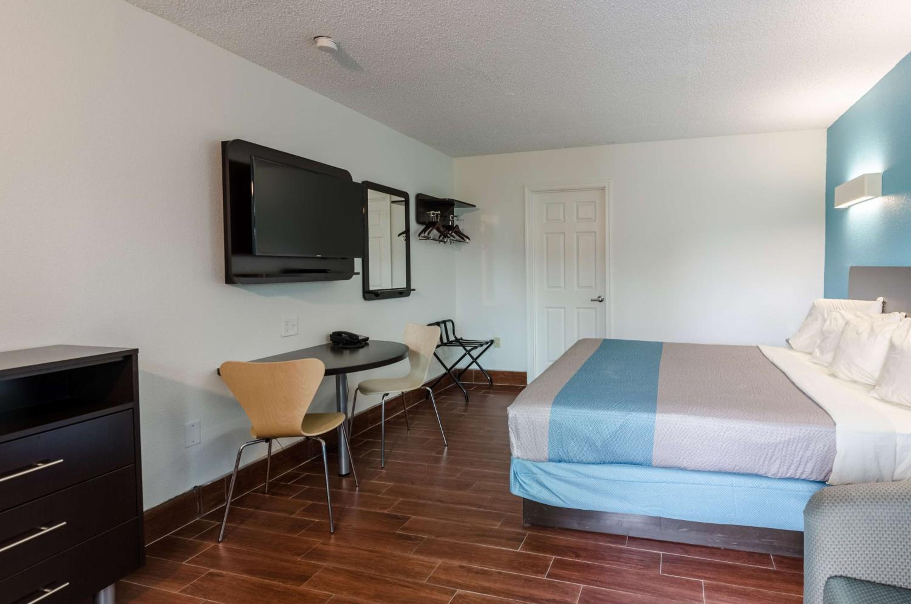King Room - Non-Smoking - Photo 7