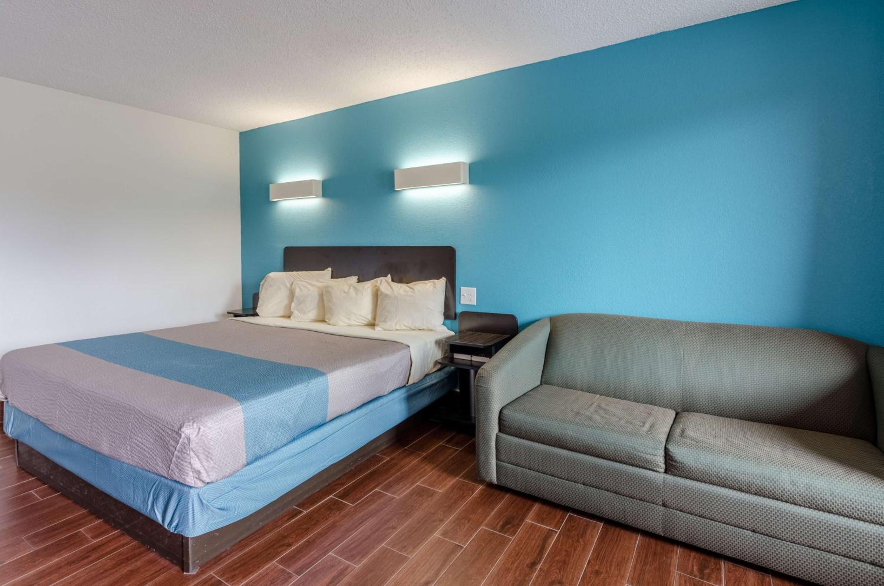 King Room - Non-Smoking - Photo 8