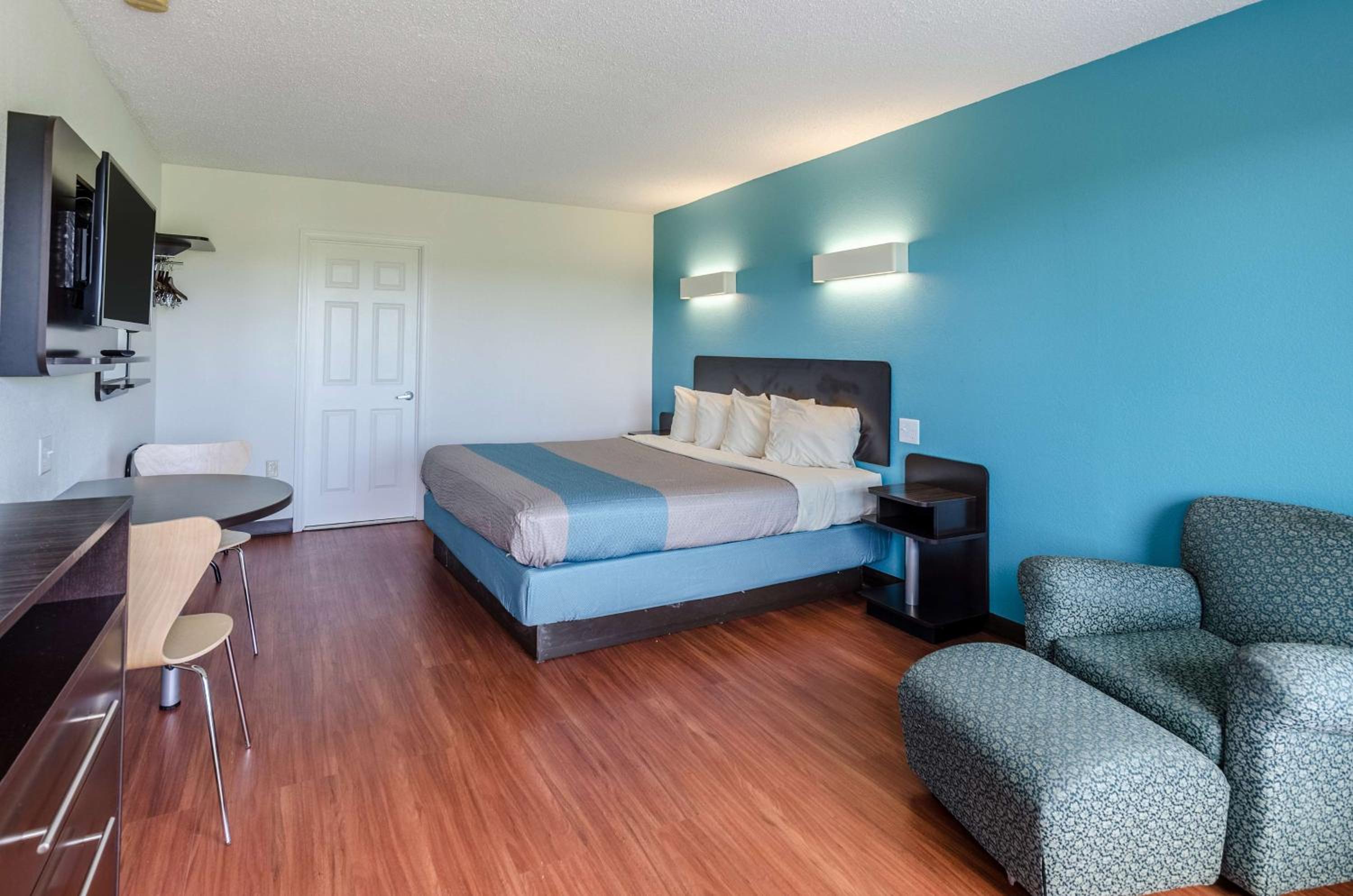 King Room - Non-Smoking - Photo 2